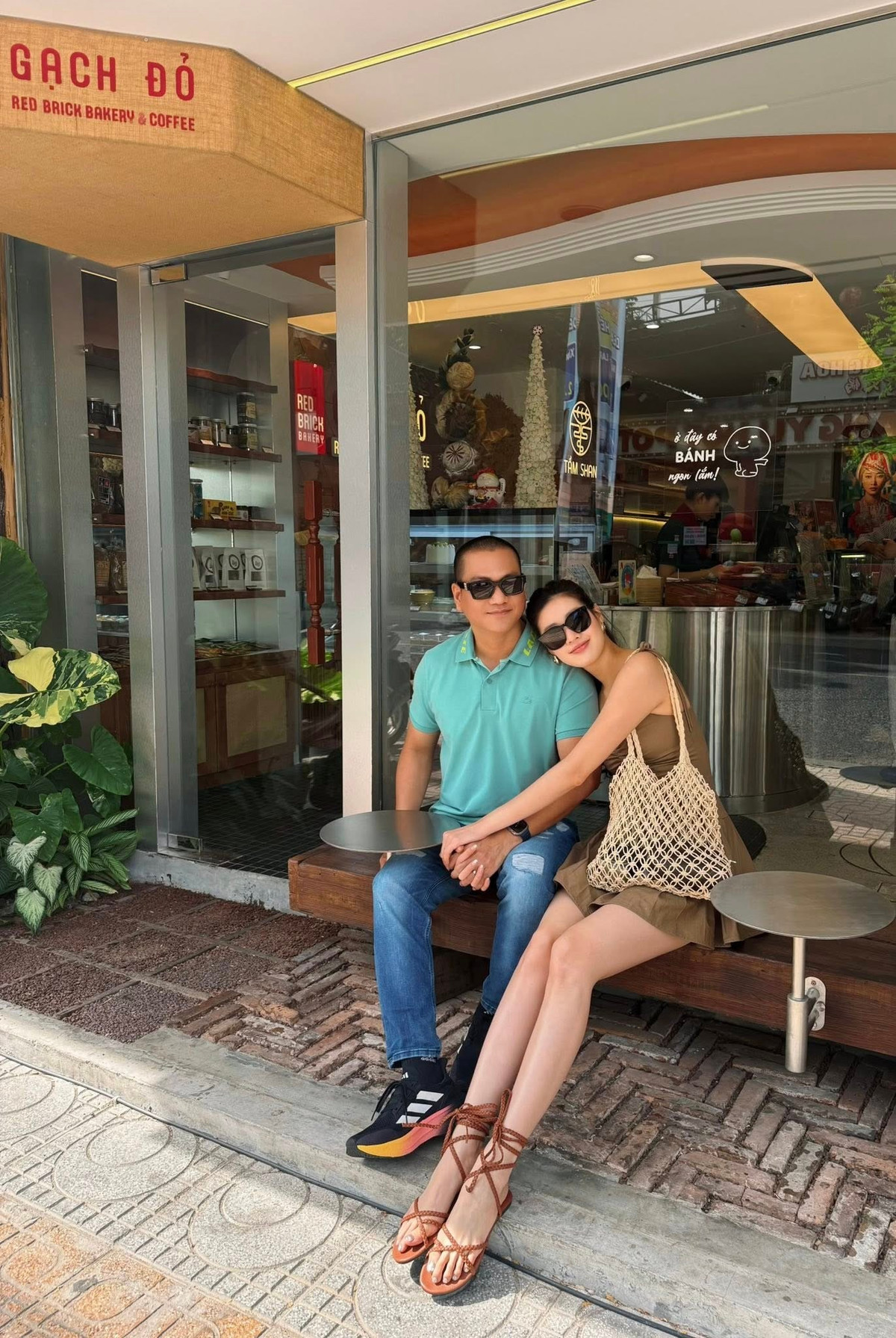 Khánh Vân chụp ảnh tình tứ bên ông xã. Ảnh: FB Nguyễn Trần Khánh Vân