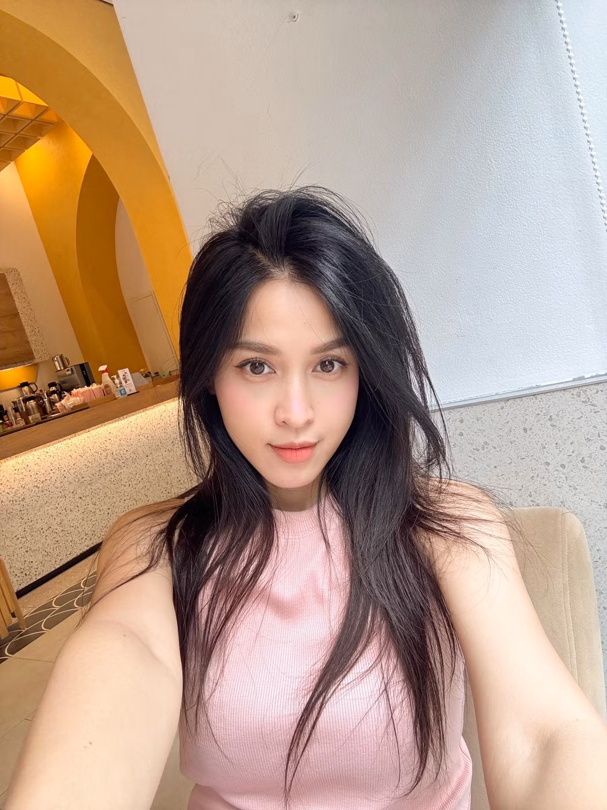 Ở tuổi gần 40, cô không chỉ được khen ngợi bởi vẻ ngoài xinh đẹp mà còn gây ấn tượng với sự trẻ trung, rạng rỡ.