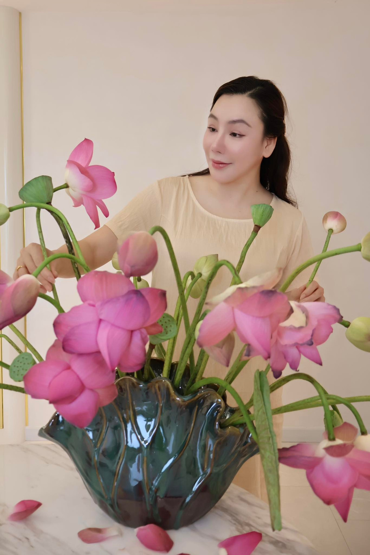 Ca sĩ Hồ Quỳnh Hương cắm hoa trang trí nhà cửa. Ảnh: FB Hồ Quỳnh Hương