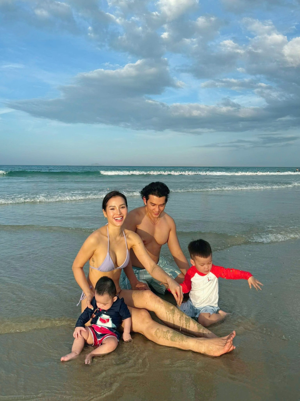 Gia đình Phương Trinh Jolie tắm biển ở Nha Trang. Ảnh: FB Phương Trinh Jolie
