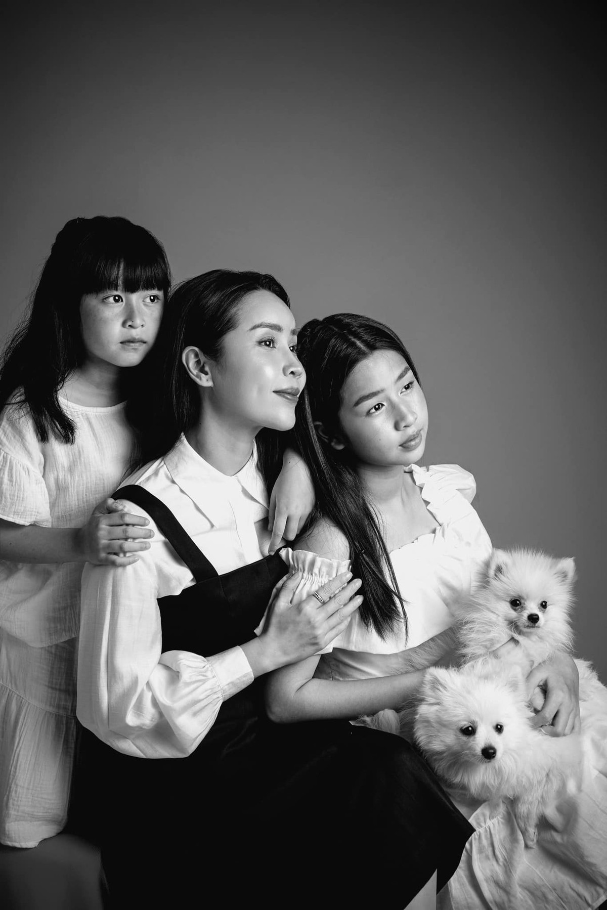 Cả Mina và Misu đều được tiếp xúc với showbiz từ sớm khi cùng bố mẹ tham gia các sự kiện giải trí. Cả hai đều đang theo học ở trường quốc tế.