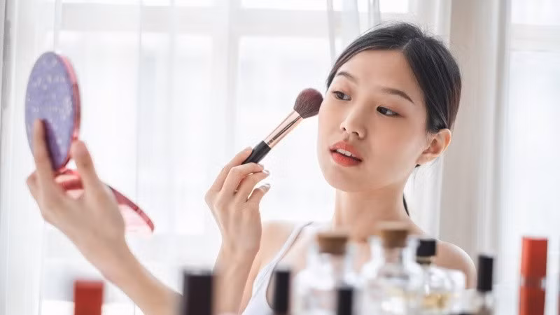 Giữ lớp trang điểm lâu trôi là mong muốn của hầu hết chị em, đặc biệt trong thời tiết nóng ẩm hoặc những ngày phải hoạt động nhiều.