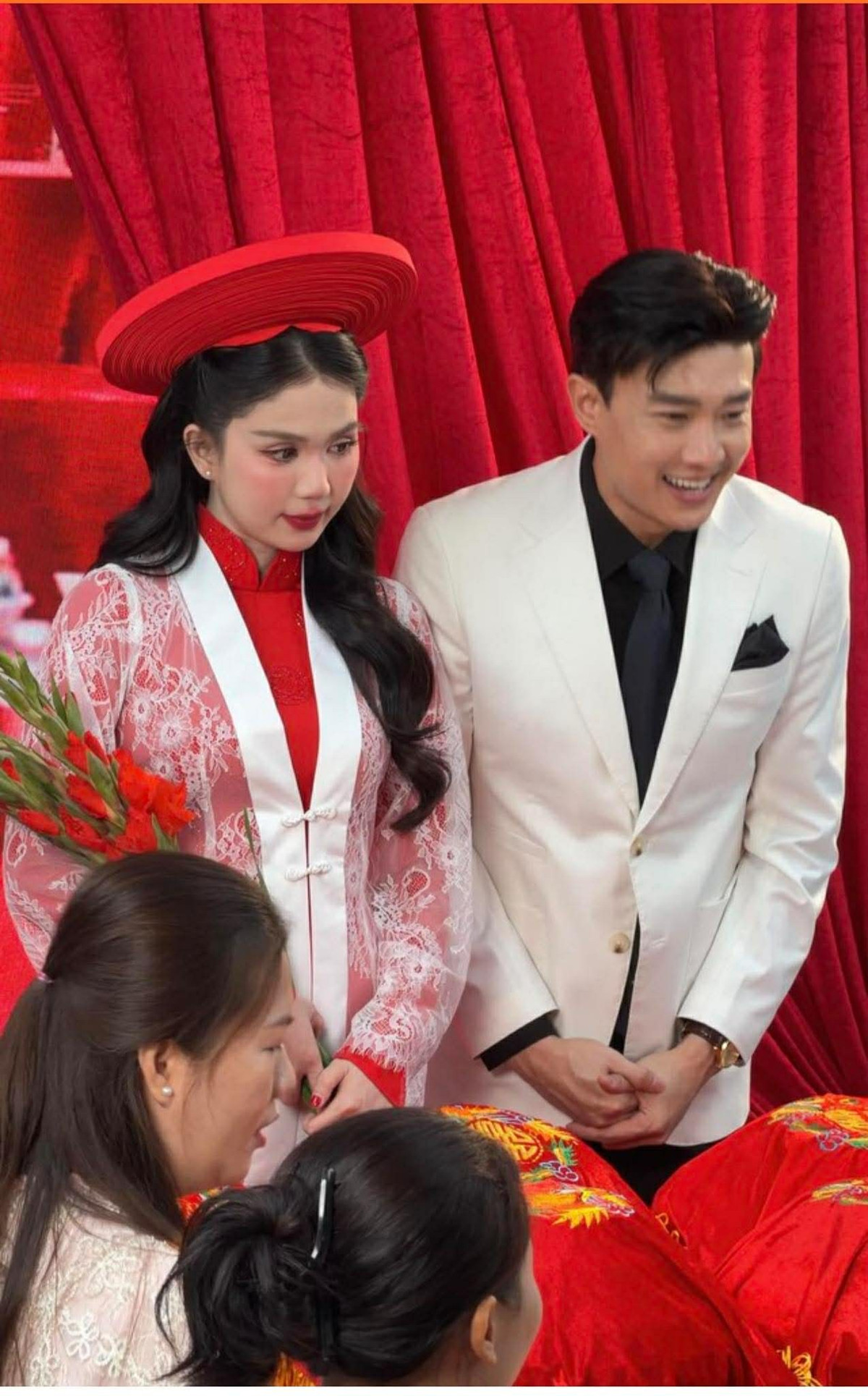 Cả hai từng gây chú ý khi xuất hiện trong trang phục cưới truyền thống tông đỏ, đứng cạnh nhau trong không gian được trang trí như lễ thành hôn.