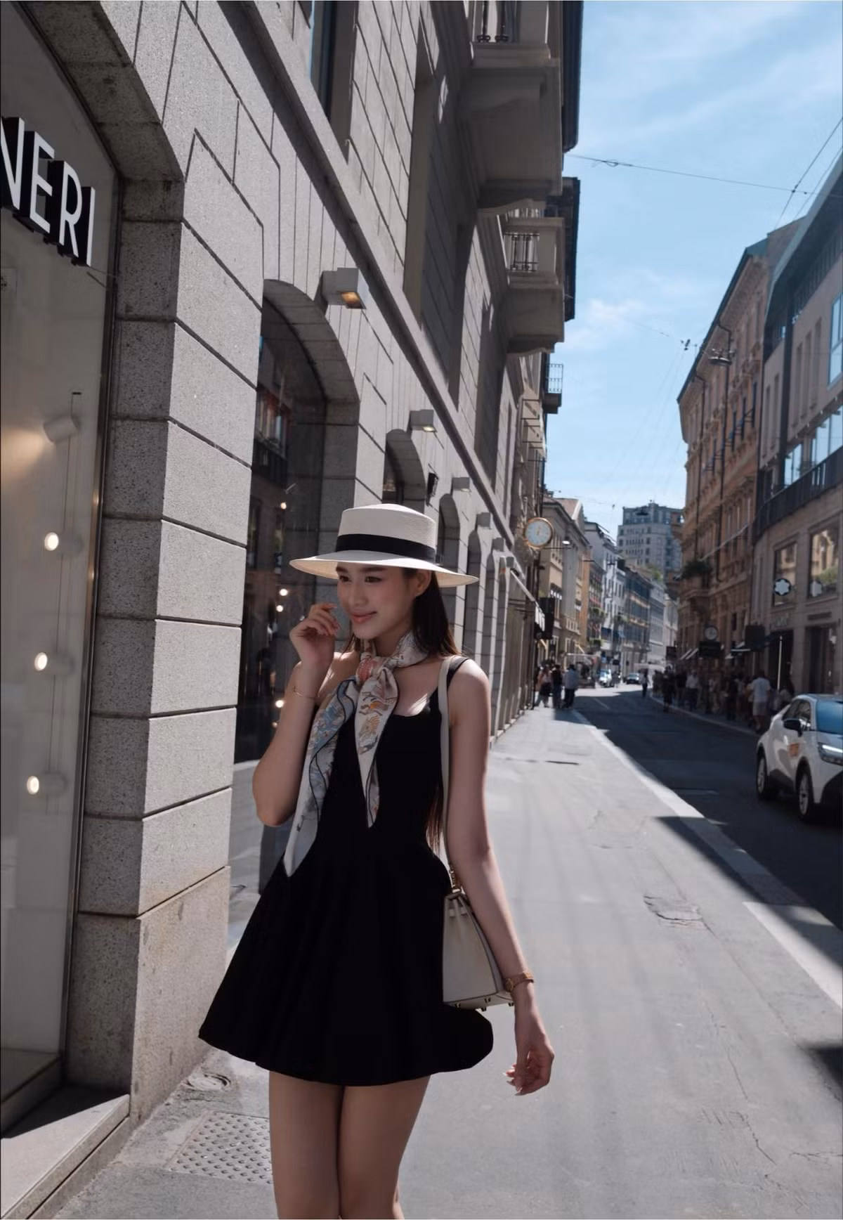 Với lợi thế chiều cao ấn tượng và tỉ lệ cơ thể hoàn hảo, Đỗ Thị Hà luôn biết cách chọn trang phục phù hợp để tôn vẻ đẹp hình thể.