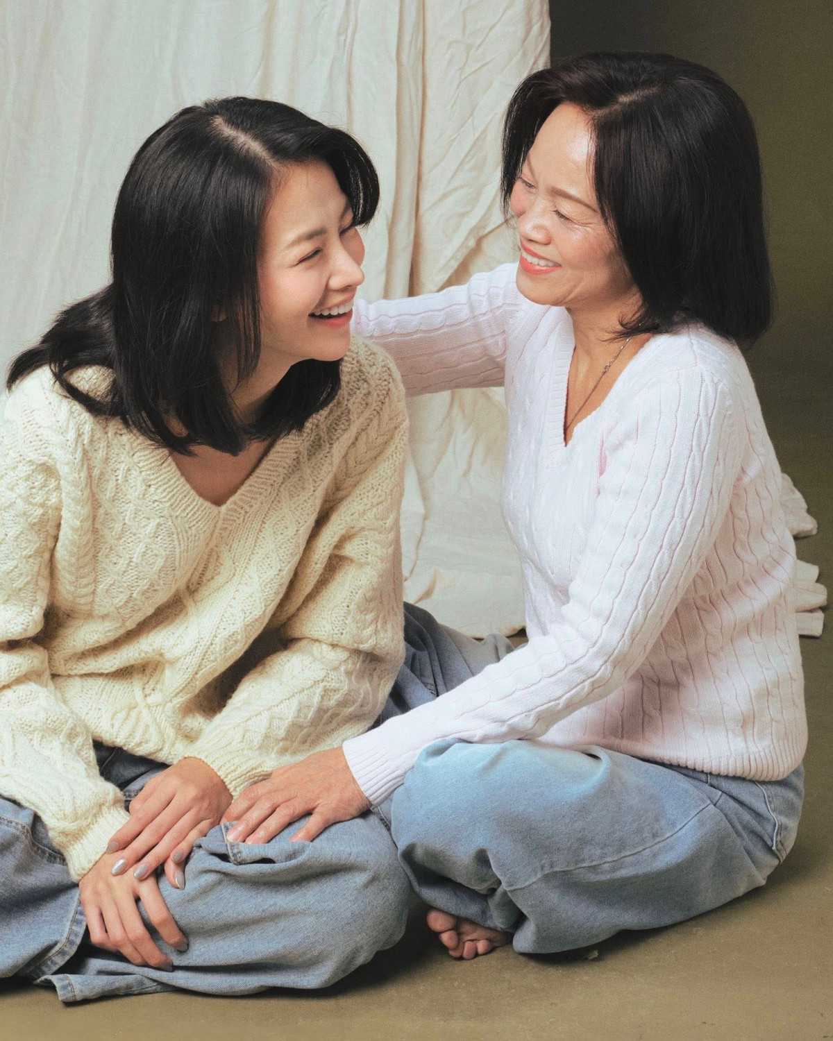 Hoa hậu Phương Khánh và mẹ diện đồ đôi, ghi lại những khoảnh khắc ngập tiếng cười. Ảnh: FB Nguyễn Phương Khánh