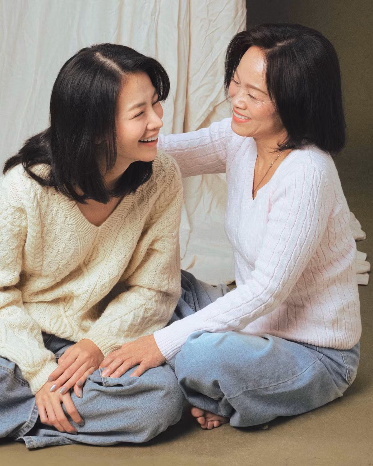 Hoa hậu Phương Khánh và mẹ diện đồ đôi, ghi lại những khoảnh khắc ngập tiếng cười. Ảnh: FB Nguyễn Phương Khánh