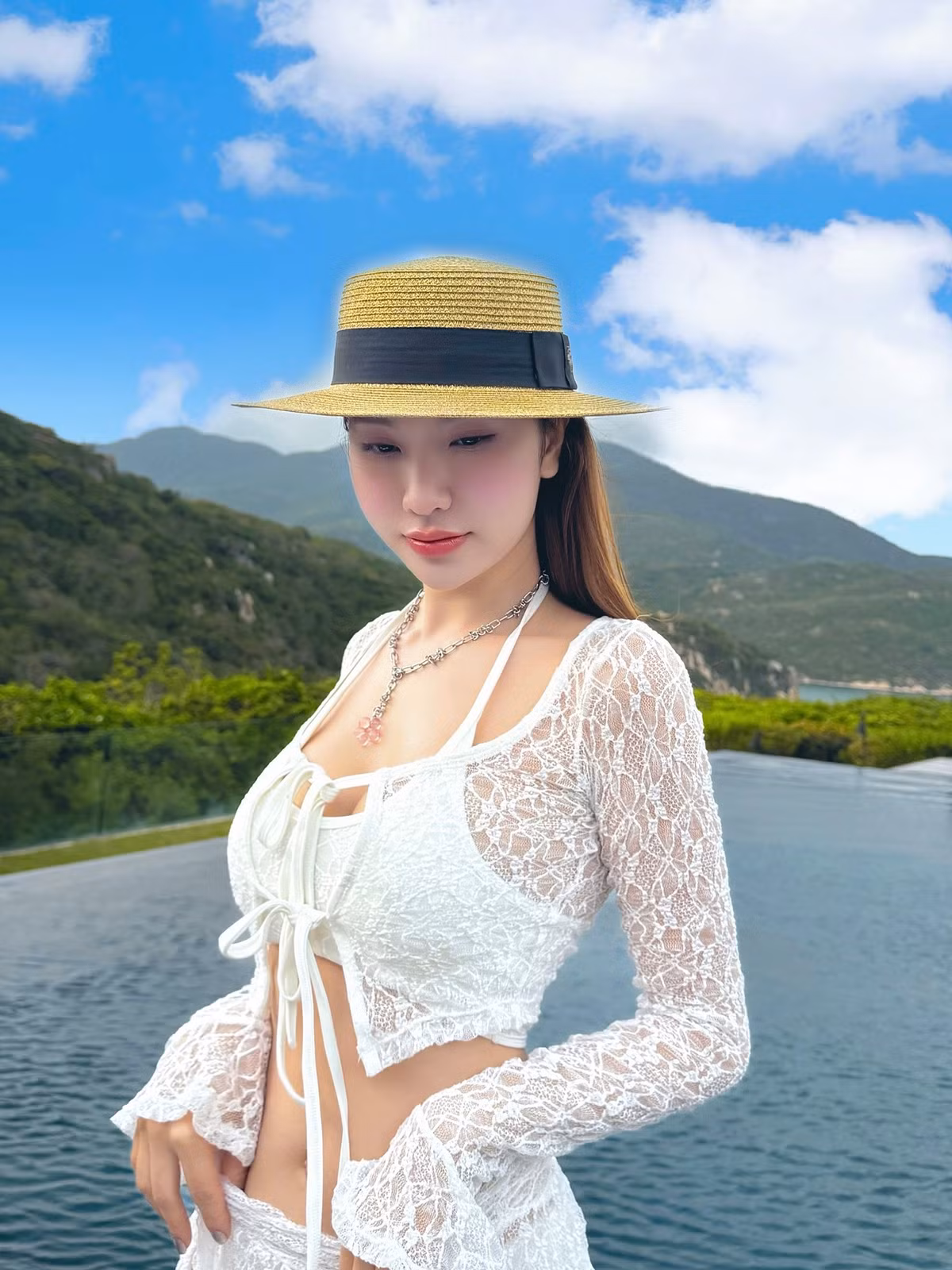 Hạnh Sino diện trang phục ren xuyên thấu, khoe vẻ quyến rũ. Ảnh: FB Hạnh Sino