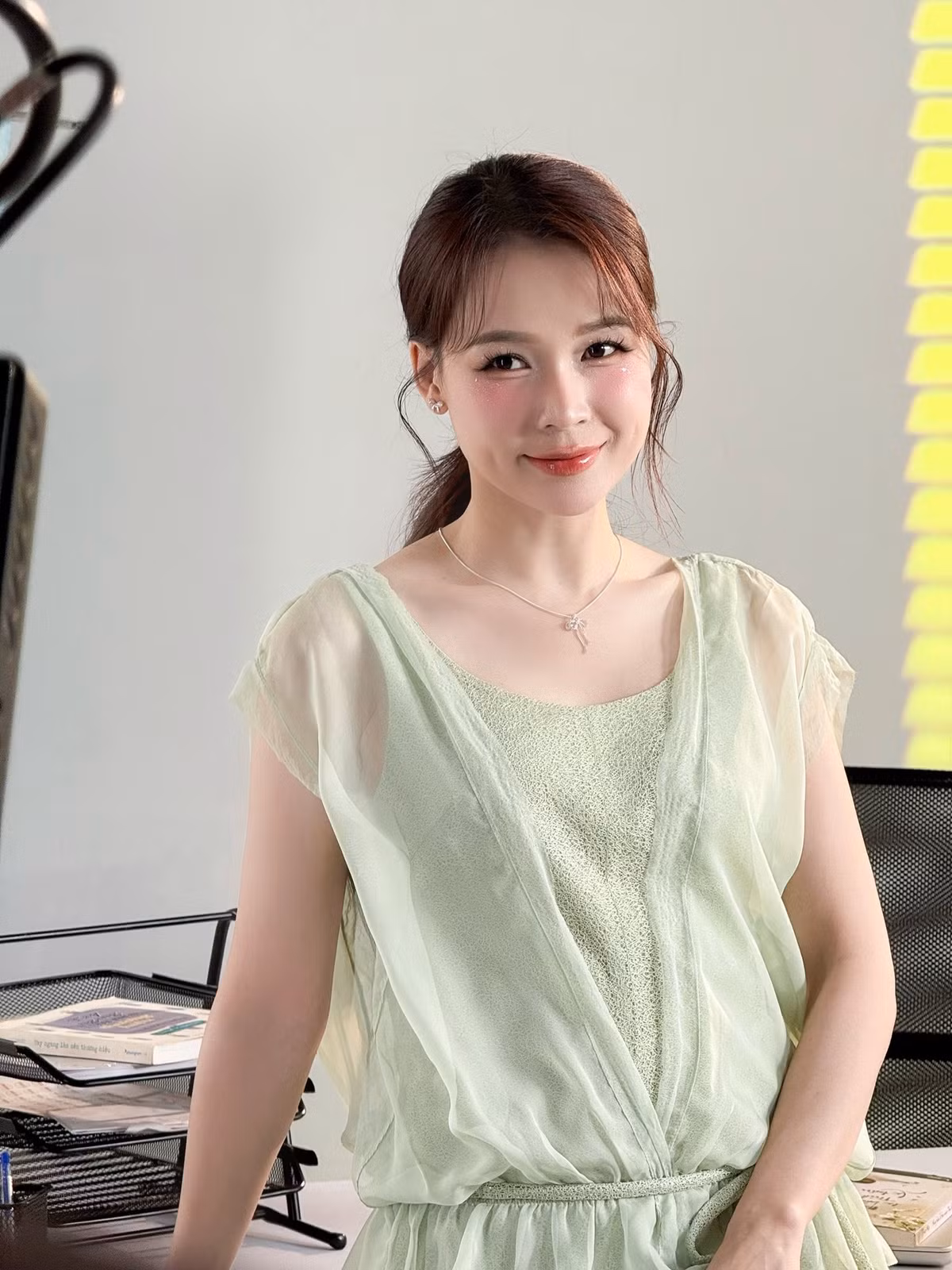 Ngoài hoạt động nghệ thuật, cô còn thành công trong lĩnh vực kinh doanh.