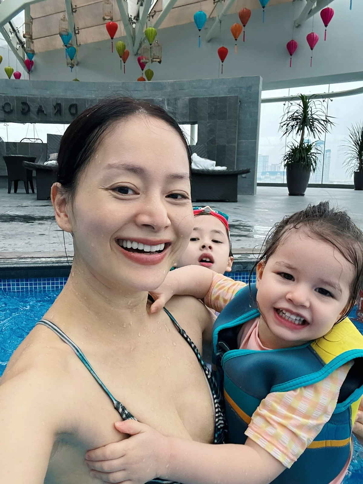 Theo chia sẻ của nữ diễn viên, cô luôn cố gắng có mặt bên các con trong từng khoảnh khắc để các bé cảm nhận được sự bình yên và ấm áp.