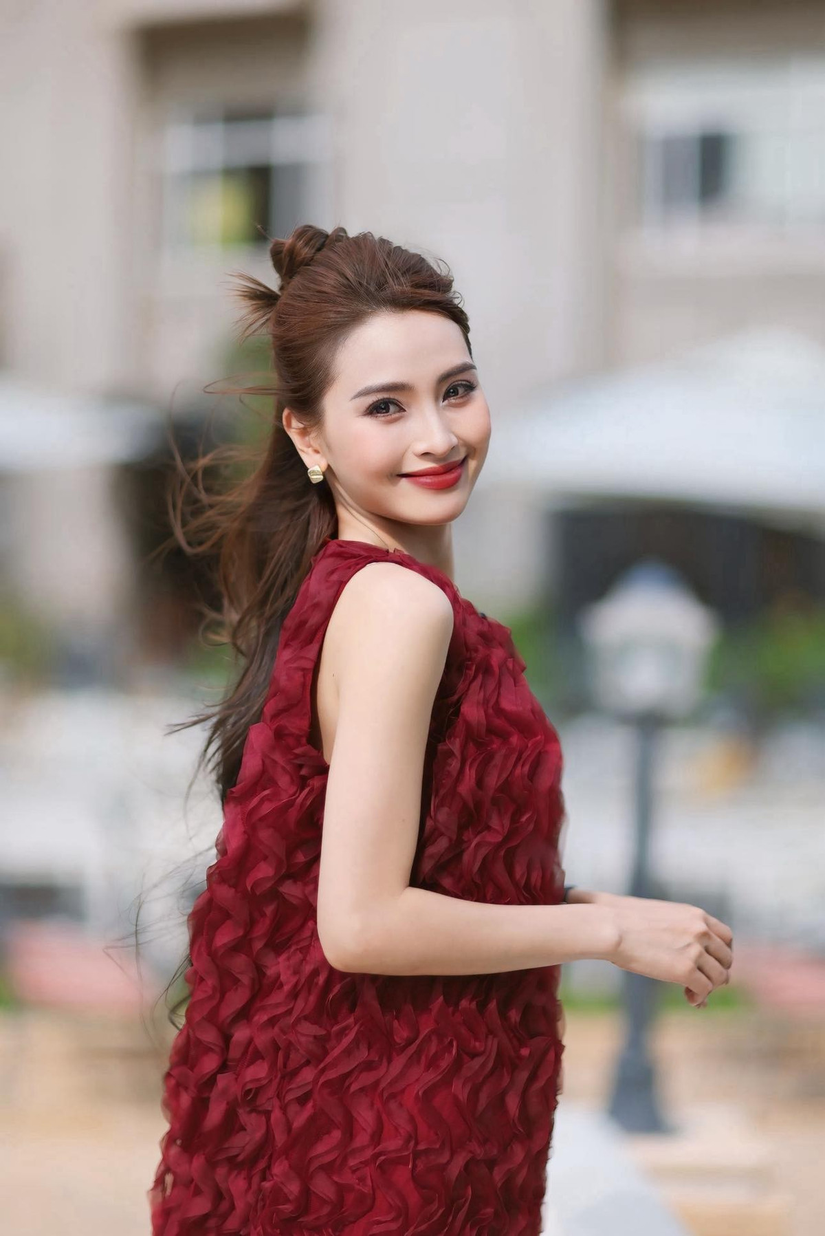 MC Mù Tạt duyên dáng trong chiếc đầm đỏ rực. Ảnh: FB Nguyễn Huyền Trang