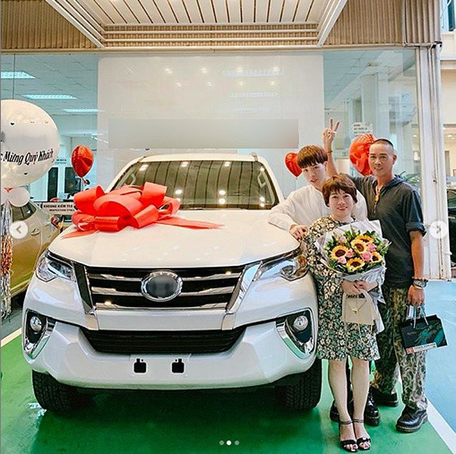 Đức Phúc còn khiến nhiều người trầm trồ xen lẫn xúc động khi dắt bố mẹ đi mua tặng ôtô mới sau nhiều năm bố lái taxi. Ảnh: FB Đức Phúc