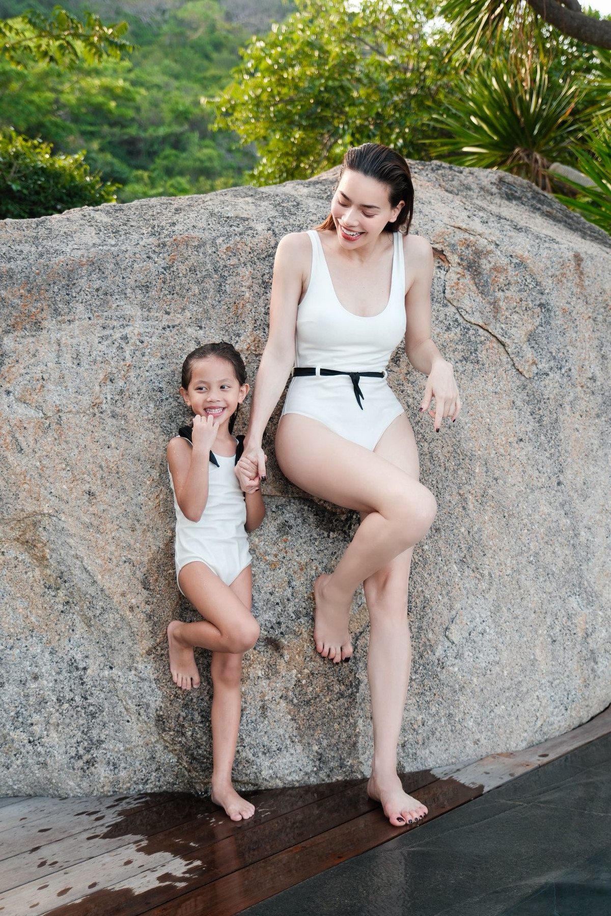 Hồ Ngọc Hà cùng con gái Lisa cùng diện đồ bơi đồng điệu. Ảnh: FB Ho Ngoc Ha