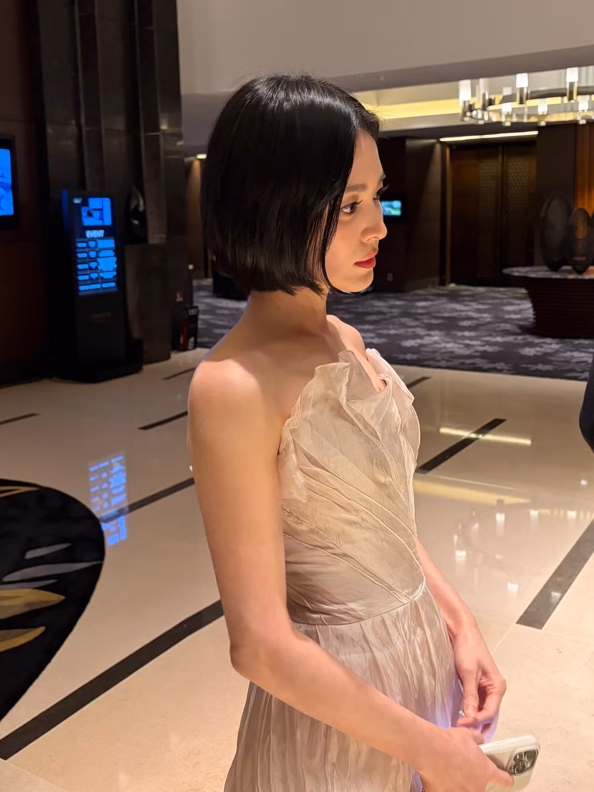 Kiểu tóc bob đen nhánh được sấy cúp mềm mại cùng lớp makeup trong trẻo, môi hồng đào thanh lịch càng tôn lên khí chất sang trọng nhưng vẫn đậm nét nữ tính đặc trưng của cô.