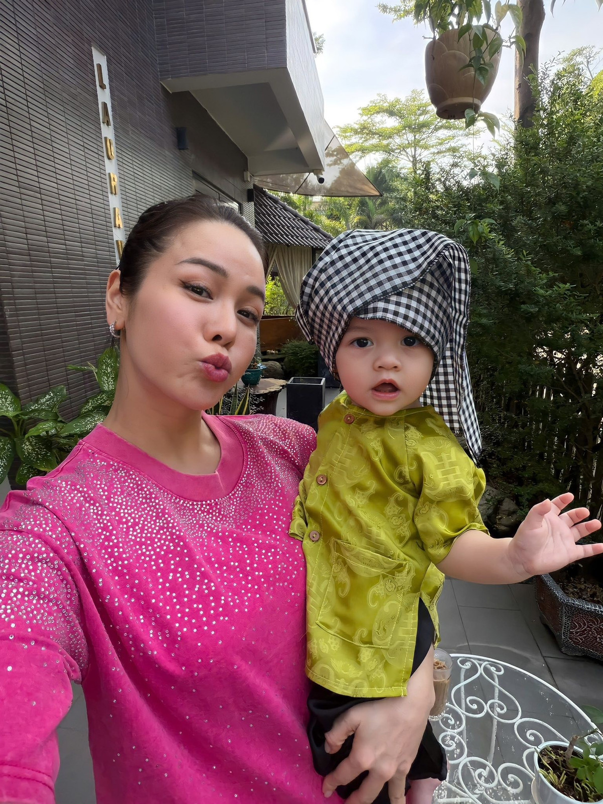 Tháng 1/2025, cô hạ sinh con gái thứ hai, tên ở nhà là Julia, nhận được nhiều lời chúc mừng từ đồng nghiệp và người hâm mộ.