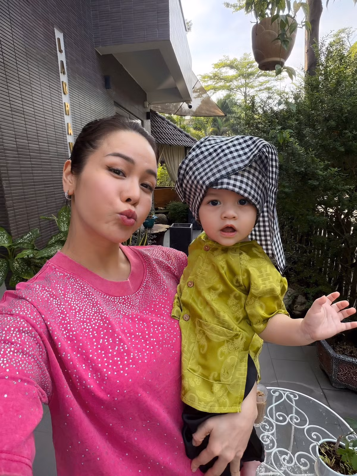 Tháng 1/2025, cô hạ sinh con gái thứ hai, tên ở nhà là Julia, nhận được nhiều lời chúc mừng từ đồng nghiệp và người hâm mộ.