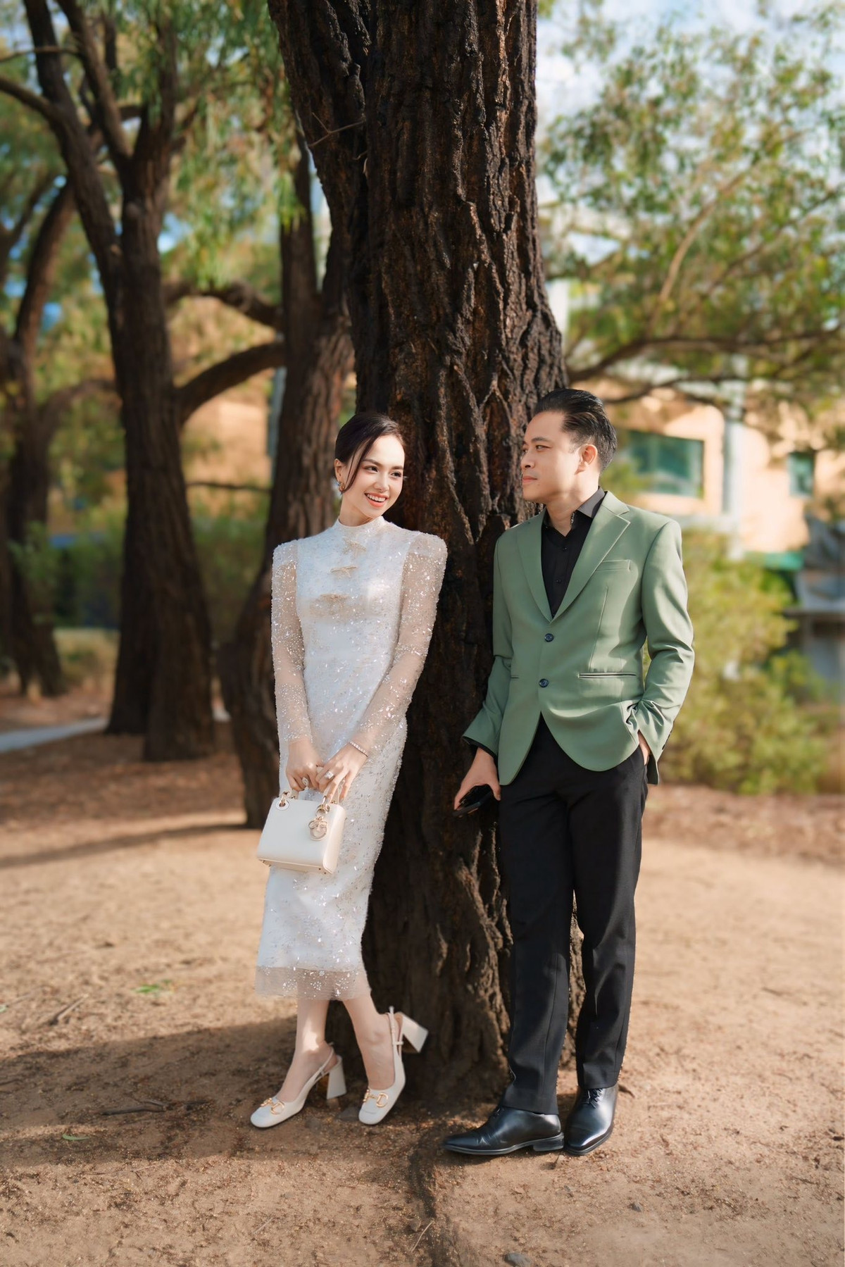 Vợ chồng Đinh Ngọc Diệp và đạo diễn Victor Vũ tình tứ trong bộ ảnh mới. Ảnh: FB Dinh Ngoc Diep