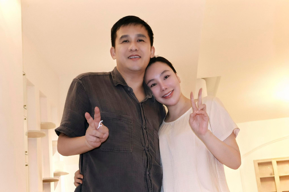 Khoảnh khắc tình cảm của ca sĩ Hồ Quỳnh Hương với chồng doanh nhân do chính cậu con trai 2 tuổi chụp. Ảnh: FB Hồ Quỳnh Hương