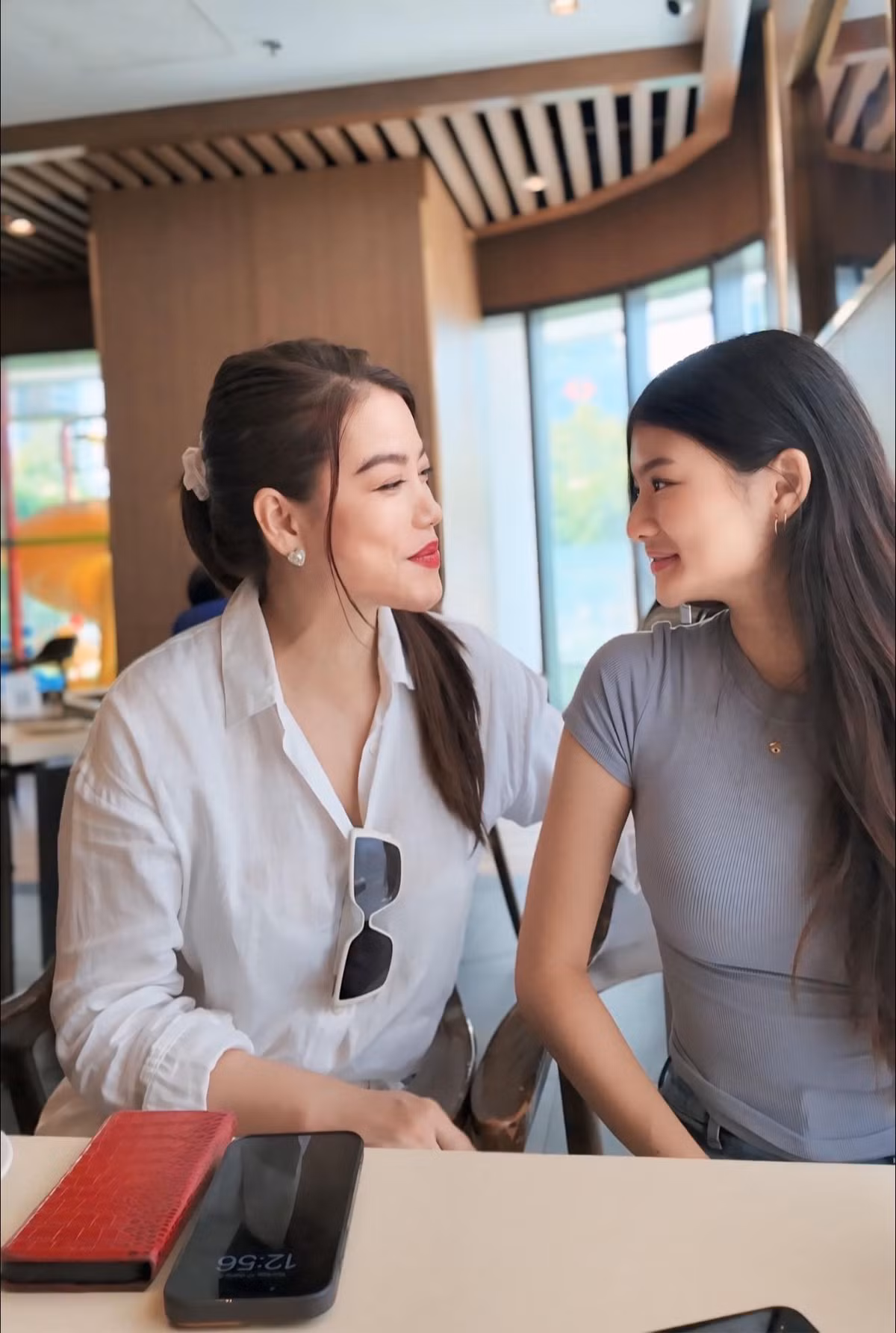 Diễn viên Trương Ngọc Ánh hẹn hò với con gái. Ảnh: FB Trương Ngọc Ánh