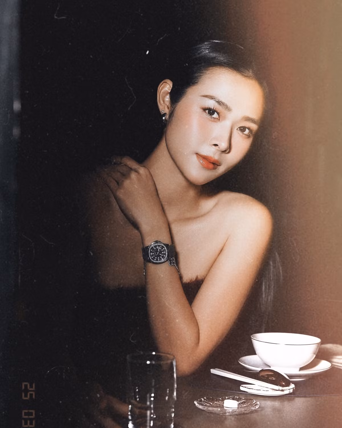 Với vẻ đẹp dịu dàng và khả năng diễn xuất đa dạng, cô được khán giả ưu ái tặng cho danh hiệu “ngọc nữ mới của màn ảnh Việt”.