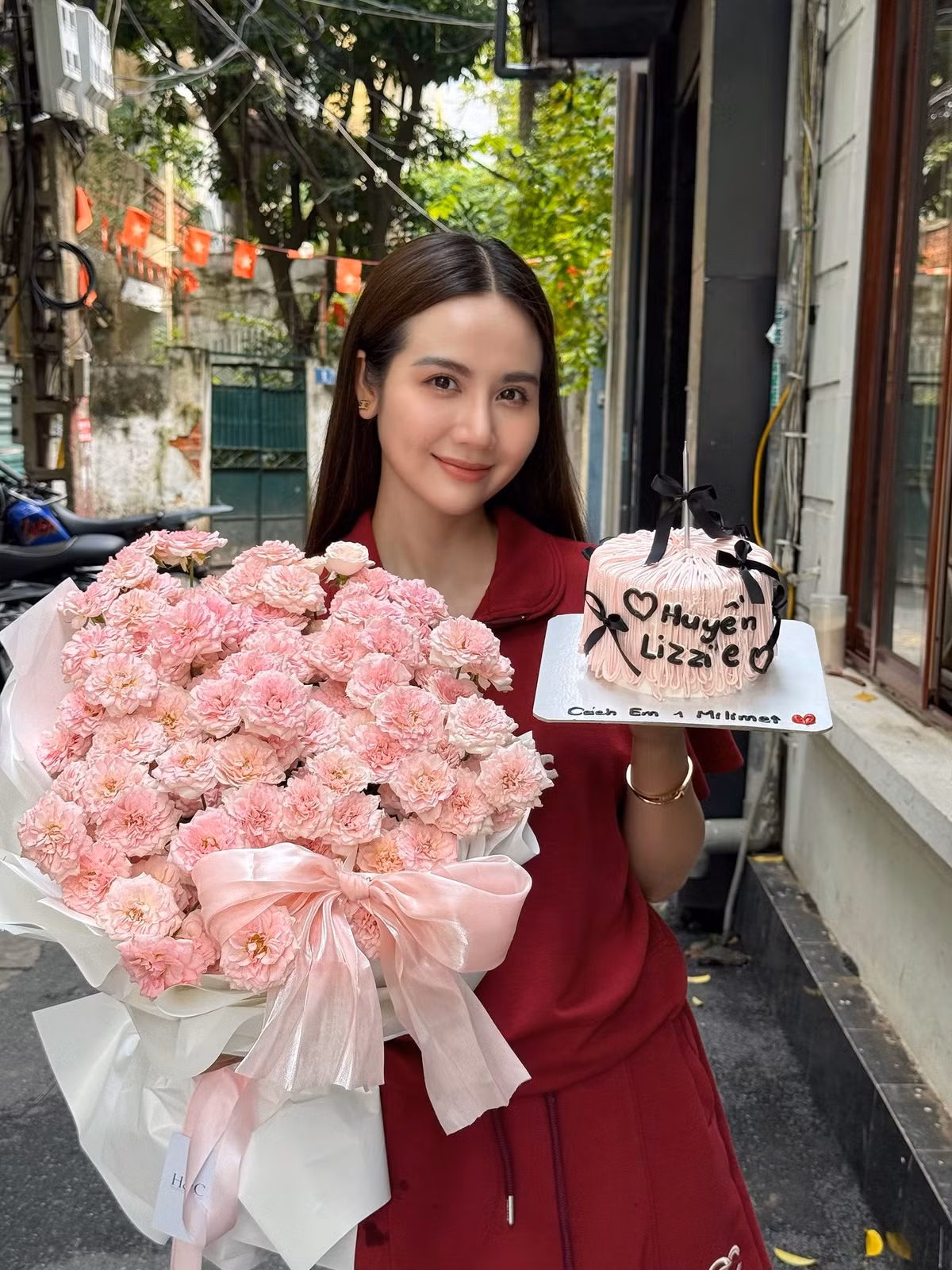 Diễn viên Huyền Lizzie được fan tặng hoa và quà để đánh dấu phim "Cách em 1 milimet" cô tham gia chính thức lên sóng. Ảnh: FB Phan Minh Huyền