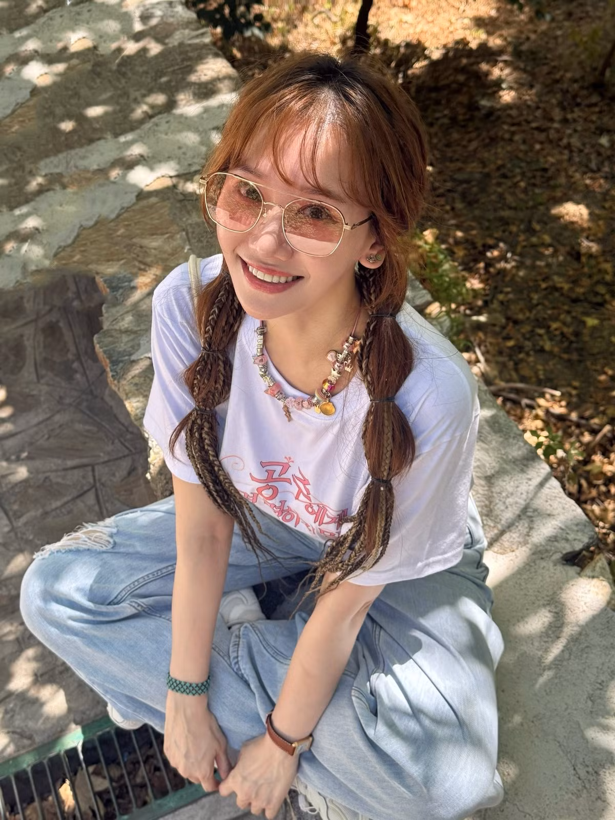 Điểm nhấn nằm ở hai bím tóc xinh xắn, khiến vẻ ngoài của Hari Won càng thêm phần đáng yêu. Ảnh: FB Hariwon