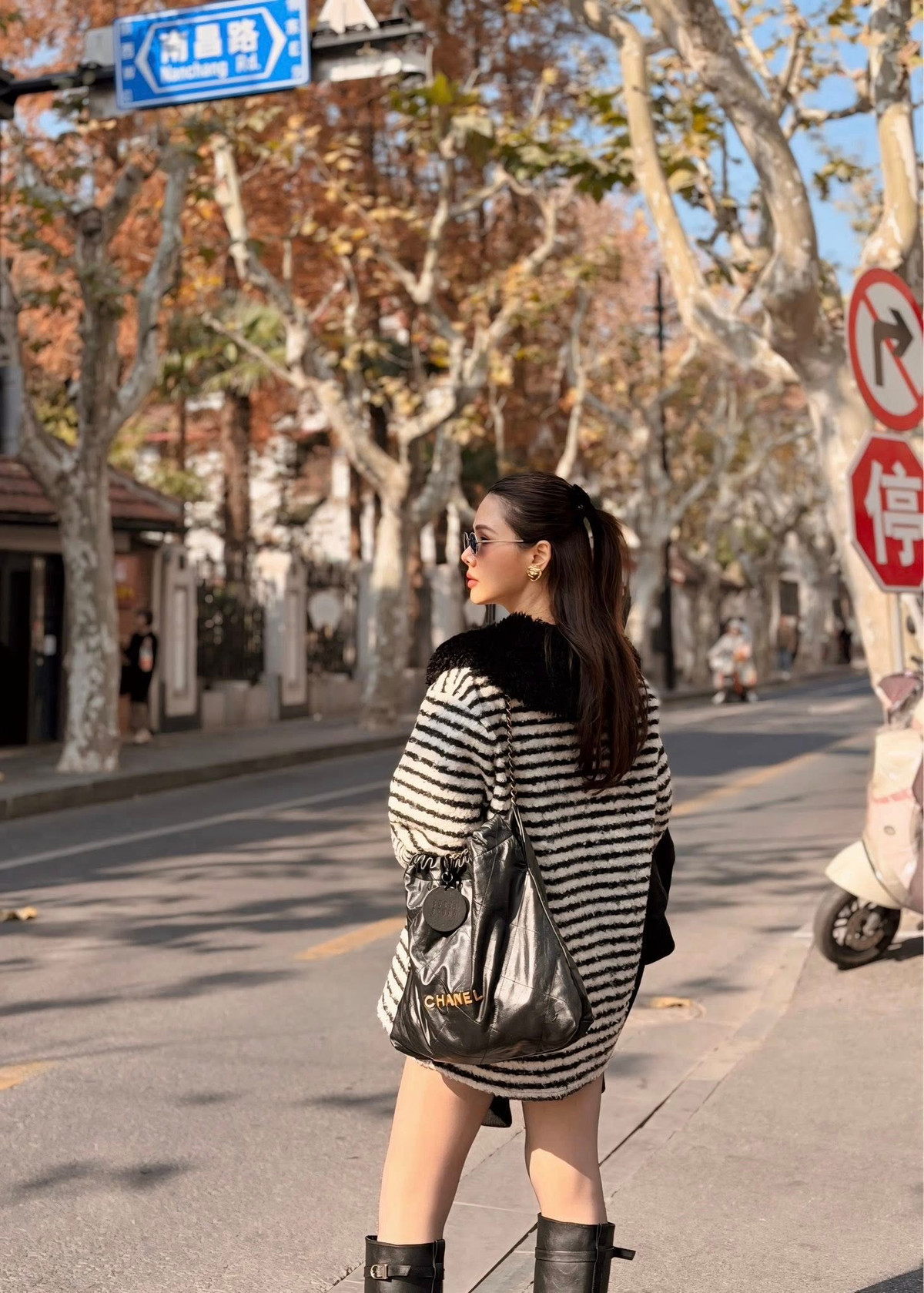 Nhan sắc rạng rỡ, vóc dáng cân đối của Phanh Lee nhận về “cơn mưa” lời khen.