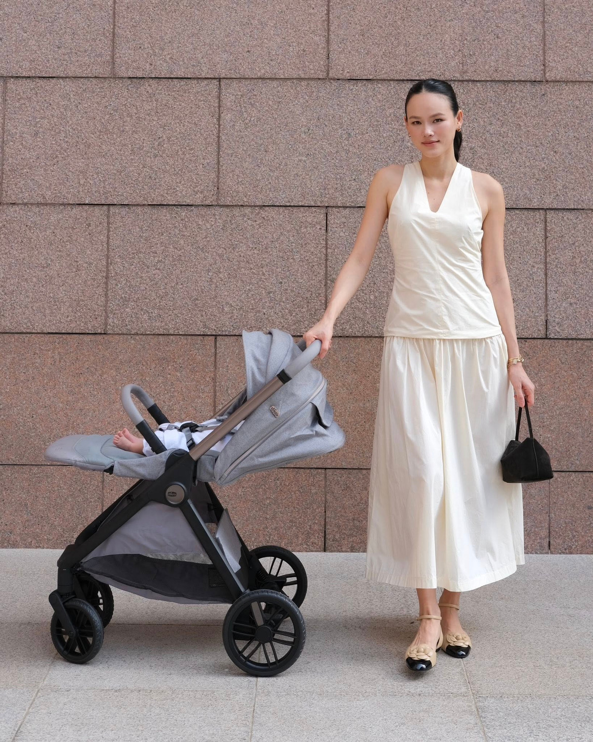 Chỉ ít ngày trước, công chúng còn được chứng kiến Tuyết Lan tự tin sải bước trên sàn runway dù mới sinh con một tháng.