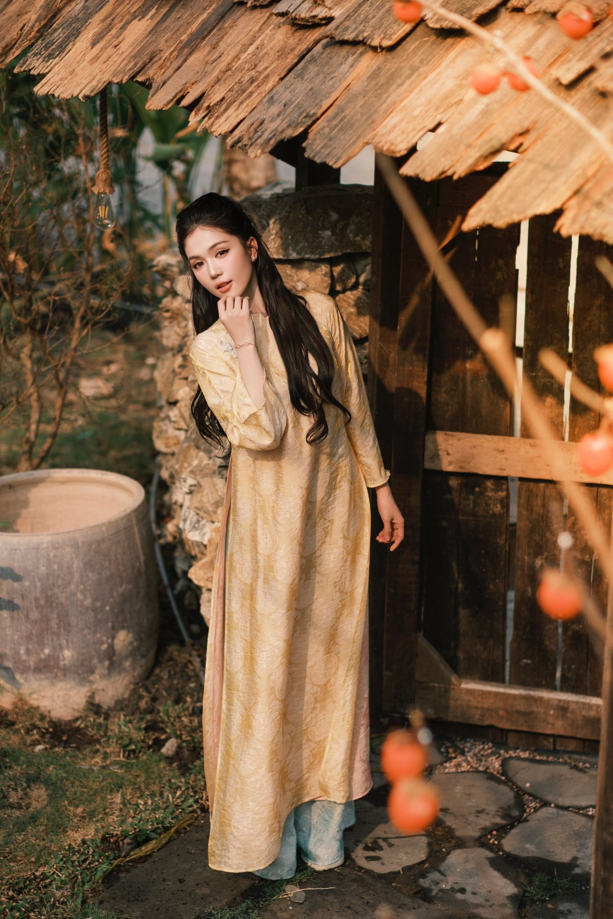 Mái tóc được tạo kiểu gọn gàng, tự nhiên, kết hợp lối trang điểm trong veo giúp gương mặt thêm phần thanh thuần và rạng rỡ.