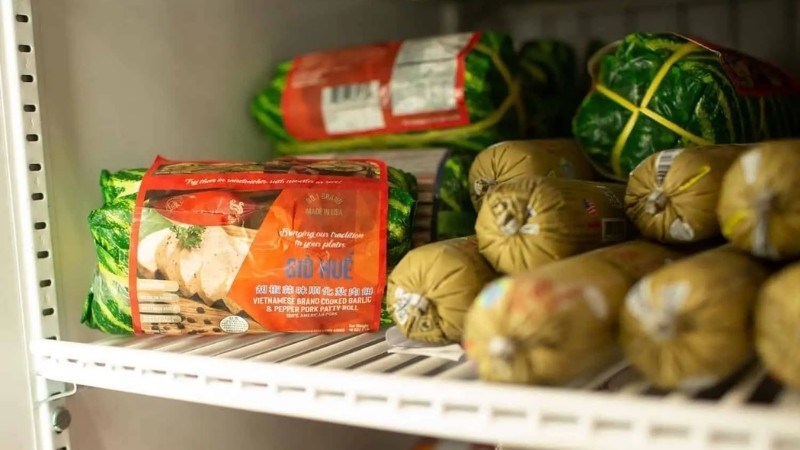 Sau khi cắt nên bọc kín phần giò còn lại và đặt vào ngăn mát tủ lạnh. Nhiệt độ ổn định giúp làm chậm quá trình lên men, giữ giò tươi ngon trong vài ngày mà không làm thay đổi cấu trúc.