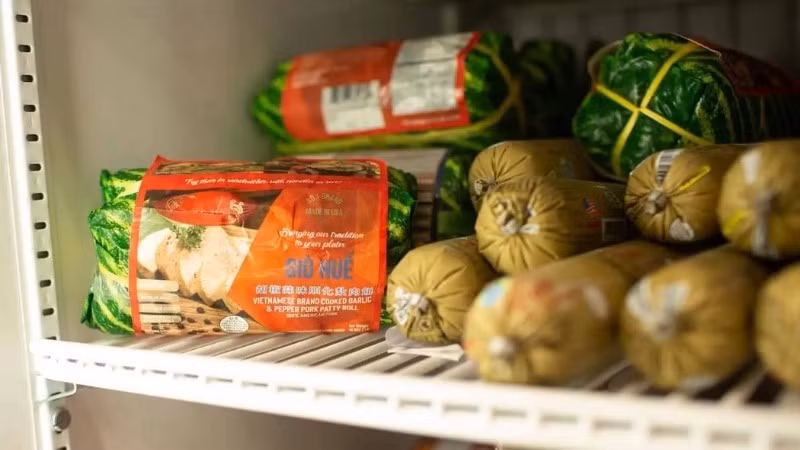 Sau khi cắt nên bọc kín phần giò còn lại và đặt vào ngăn mát tủ lạnh. Nhiệt độ ổn định giúp làm chậm quá trình lên men, giữ giò tươi ngon trong vài ngày mà không làm thay đổi cấu trúc.