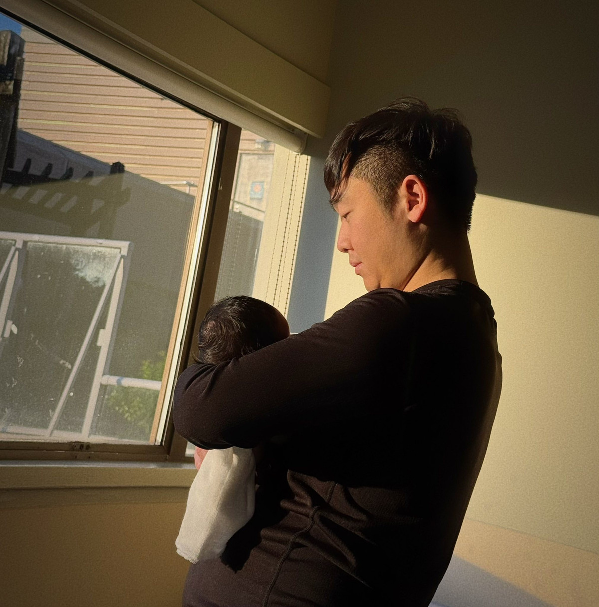 Hoa hậu Diễm Hương chia sẻ khoảnh khắc ấm áp của chồng và con mới sinh. Ảnh: FB Maria Diễm Hương