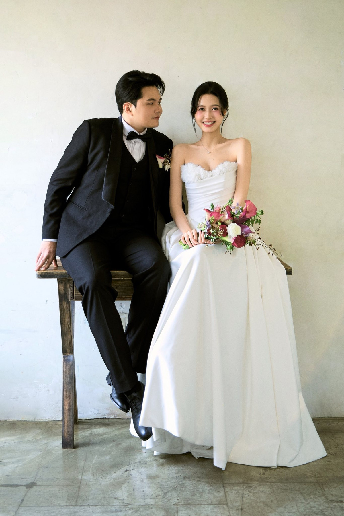 Mới đây, nữ diễn viên Nhung Gumiho đã đăng tải bộ ảnh cưới ngọt ngào trên trang cá nhân, chính thức thông báo về thời gian tổ chức hôn lễ với nhạc sĩ Andiez Nam Trương. Những khung hình lãng mạn nhanh chóng thu hút sự chú ý của cộng đồng mạng và nhận về nhiều lời chúc mừng từ khán giả.