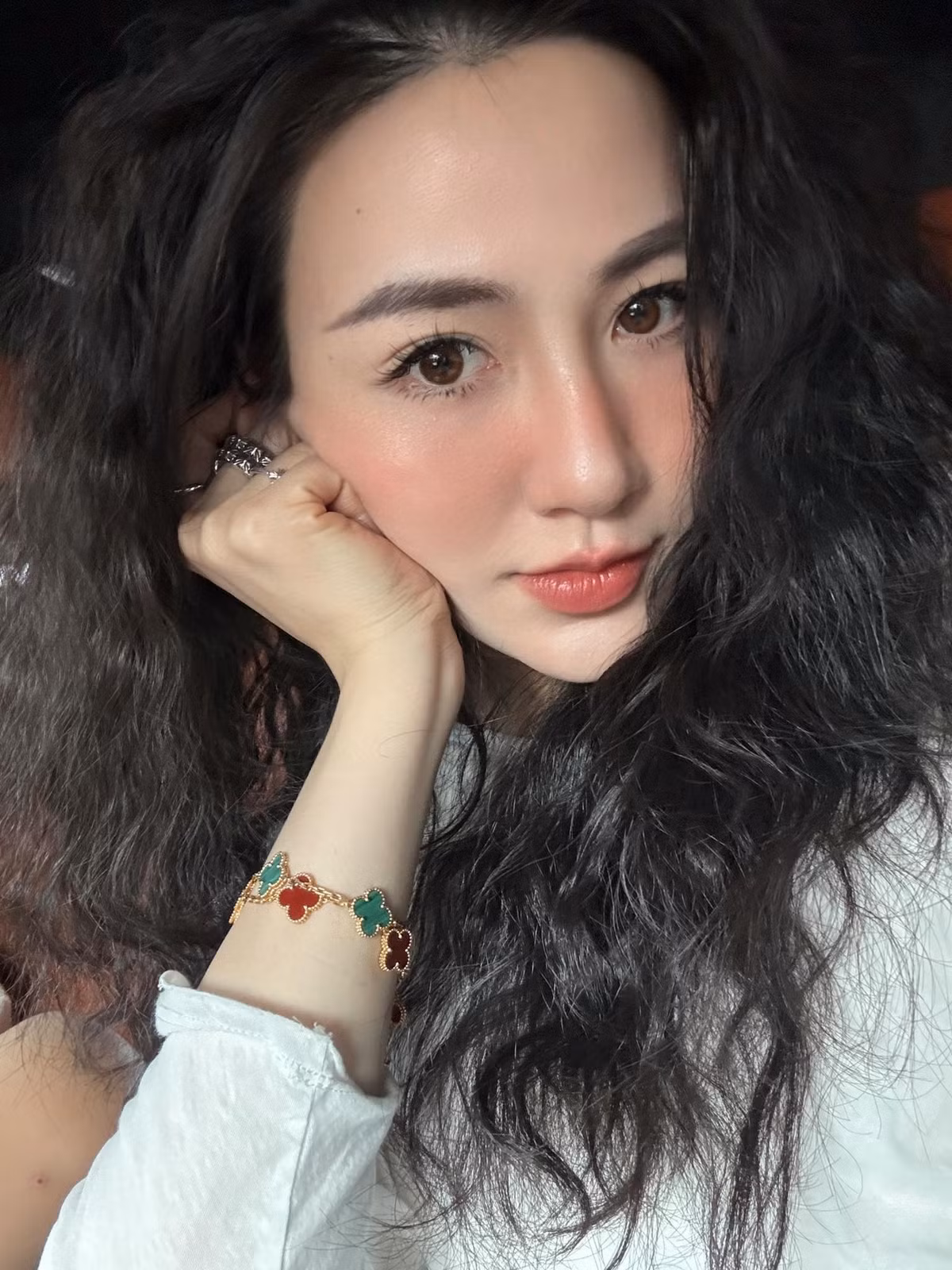 Á hậu Dương Tú Anh hỏi: "Tóc xù đẹp thế này mà về chồng yêu cứ chào bằng cô... Mọi người công tâm nói em nghe đi". Ảnh: FB Duong Tu Anh