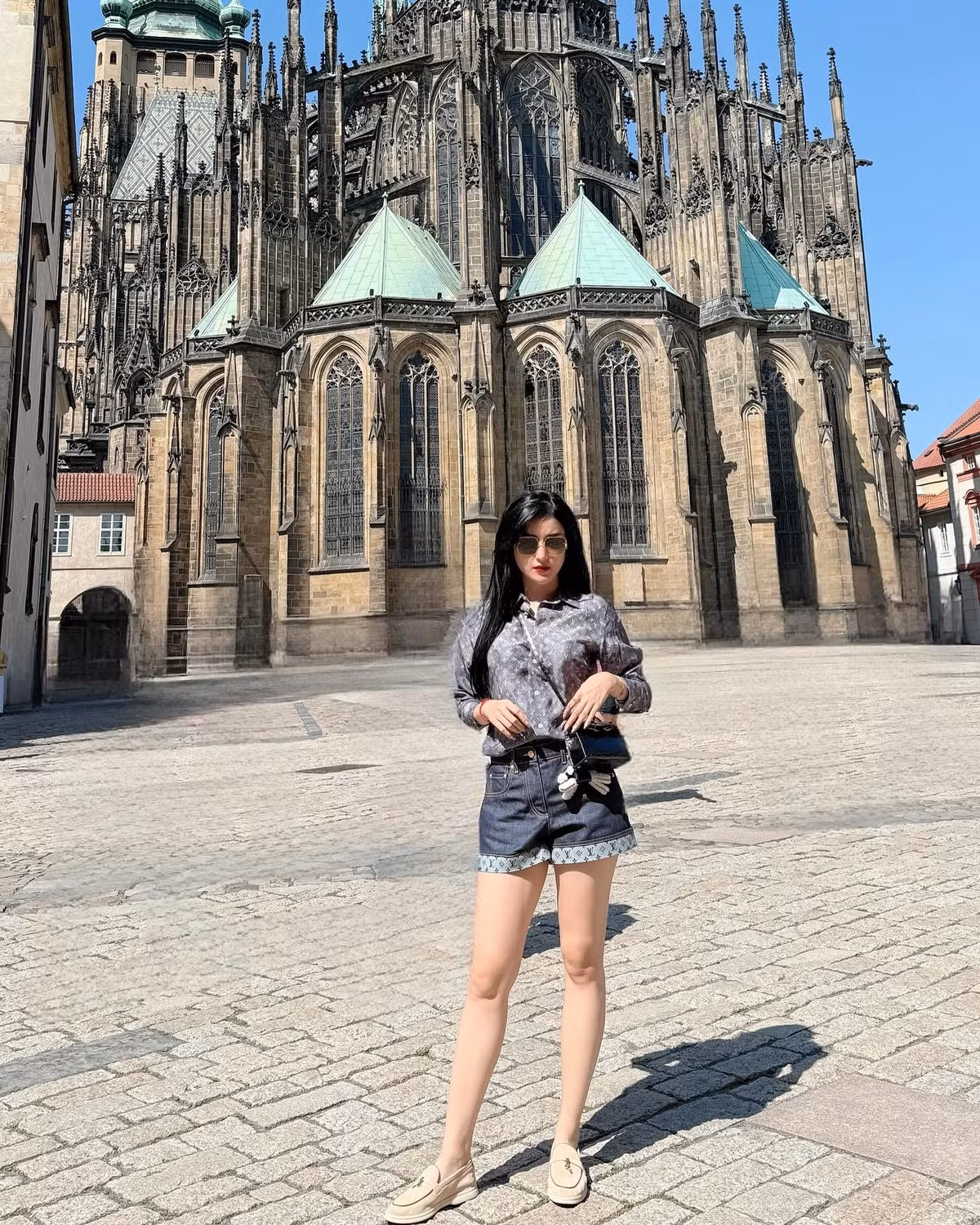 Á hậu Huyền My xả dáng trên đường phố Cộng hoà Séc. Ảnh: FB Nguyen Tran Huyen My