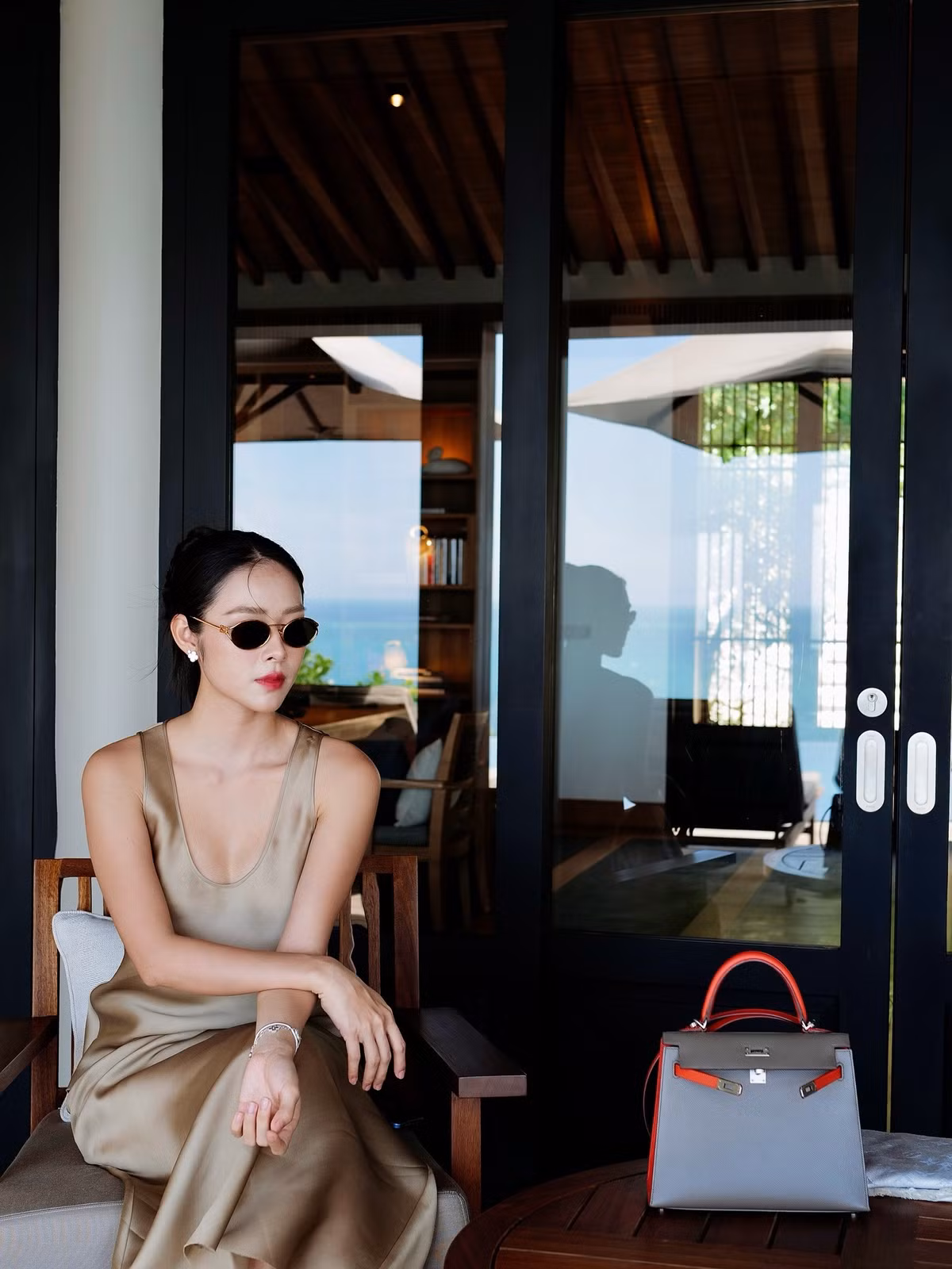 Rất nhiều cư dân mạng khen ngợi má lúm và nụ cười của cô. Thậm chí nhiều người, đặc biệt là các mẹ bầu còn tranh thủ... xin vía bỏ bụng để con mình sau này cũng có má lúm giống Bảo Ngọc.