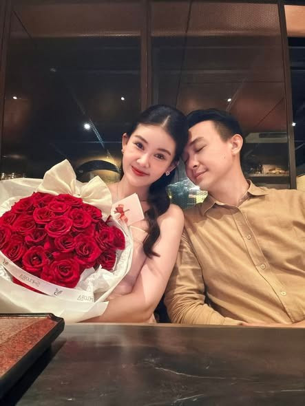 Tin tức sao Việt 19/11: Hoa hậu Lê Âu Ngân Anh cùng ông xã kỷ niệm 3 năm ngày cưới. Ảnh: FB Lê Âu Ngân Anh