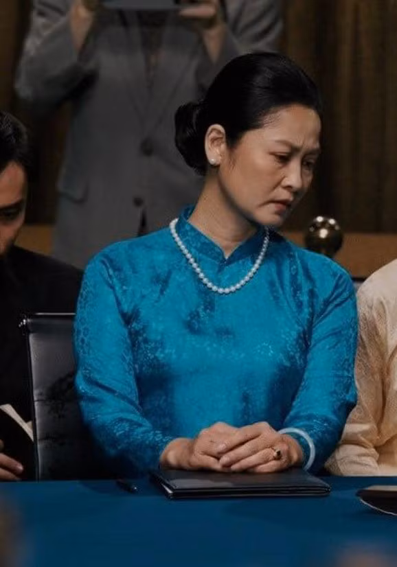 Trong bộ phim Mưa Đỏ, nữ diễn viên Đinh Thúy Hà gây ấn tượng mạnh mẽ khi hóa thân vào vai Thứ trưởng Bộ Ngoại giao, mẹ chiến sĩ Cường, hình tượng người phụ nữ Việt Nam anh hùng kiên cường, giàu đức hy sinh.