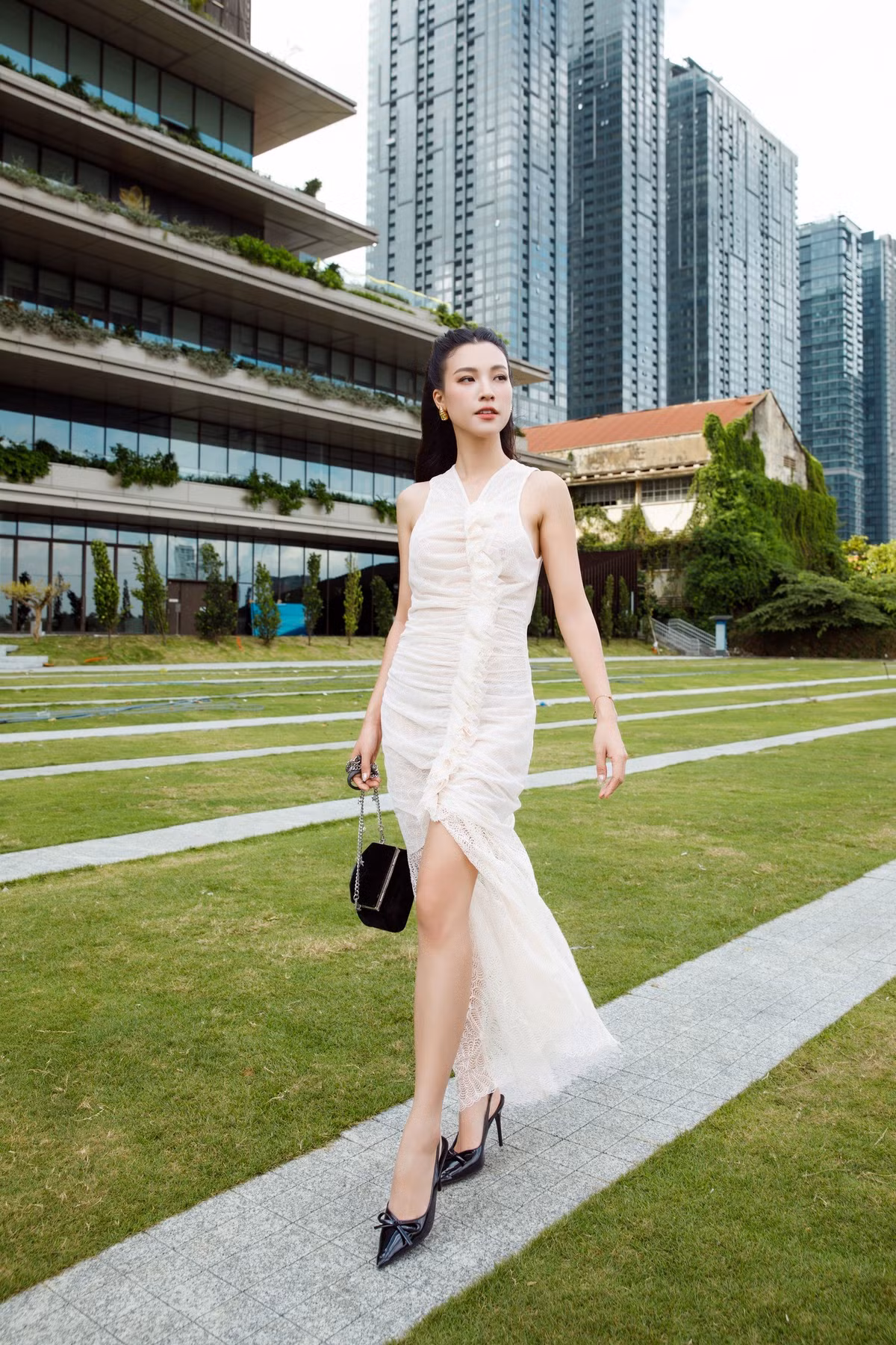 Không ít khán giả nhận xét rằng Hoàng Oanh ngày càng đẹp mặn mà, cuốn hút hơn sau khi bước qua biến cố cá nhân.