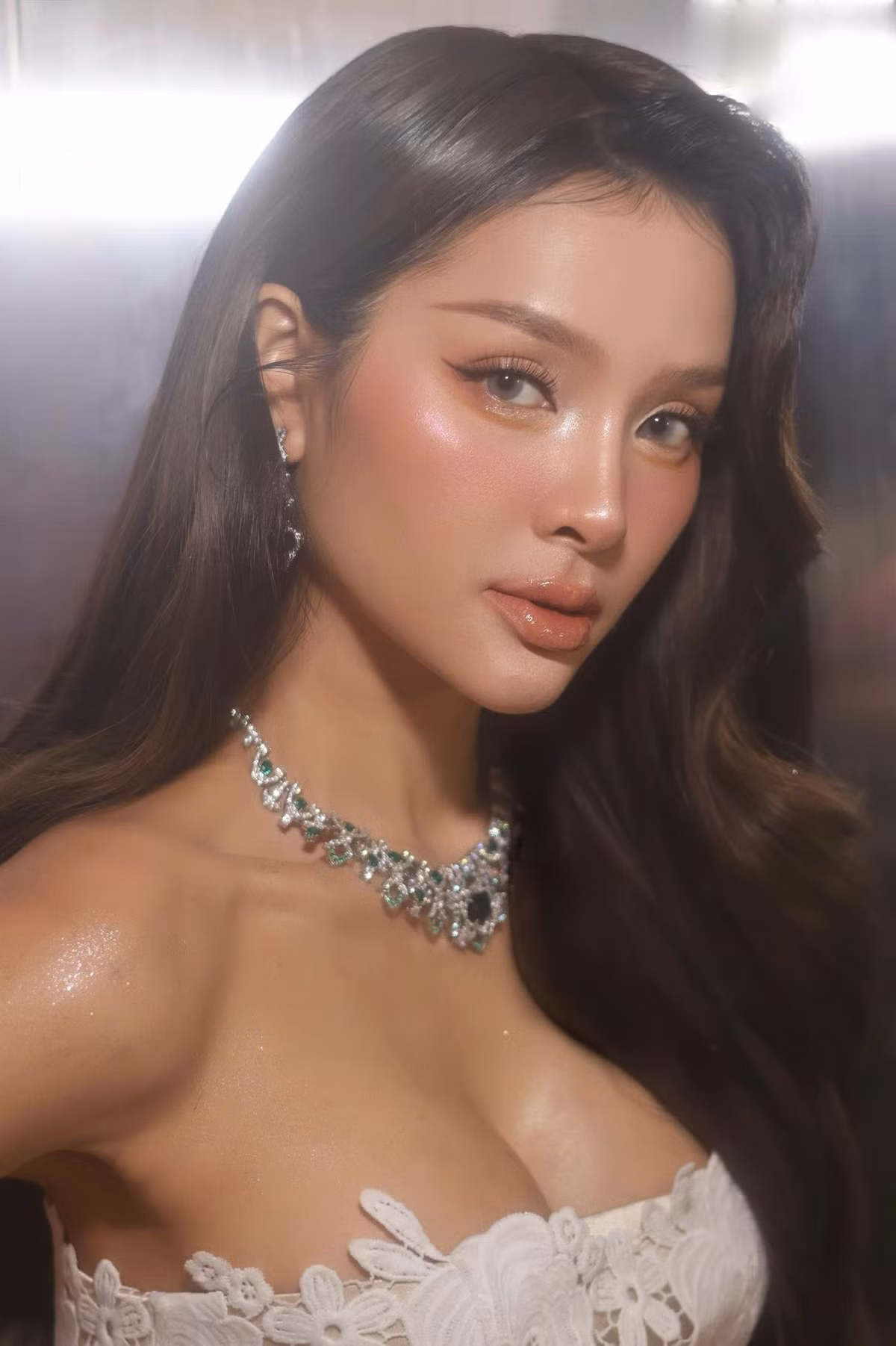 Lần này, người đẹp gây chú ý với làn da nâu bóng khoẻ, càng làm nổi bật sự quyến rũ và đầy sức sống của cô.