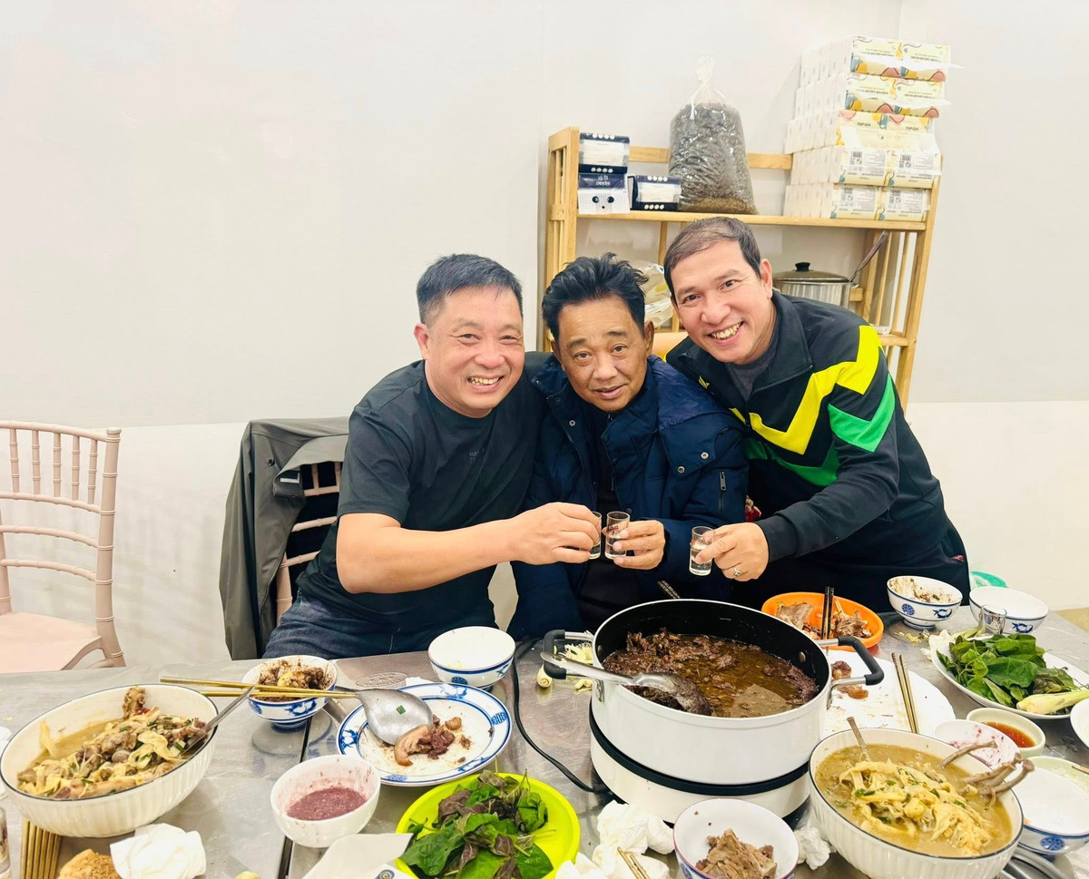 Diễn viên Quang Thắng khoe ảnh cùng 'Ngọc Hoàng' Quốc Khánh đi ăn lẩu cùng bạn bè. Ảnh: FB Đặng Quang Thắng