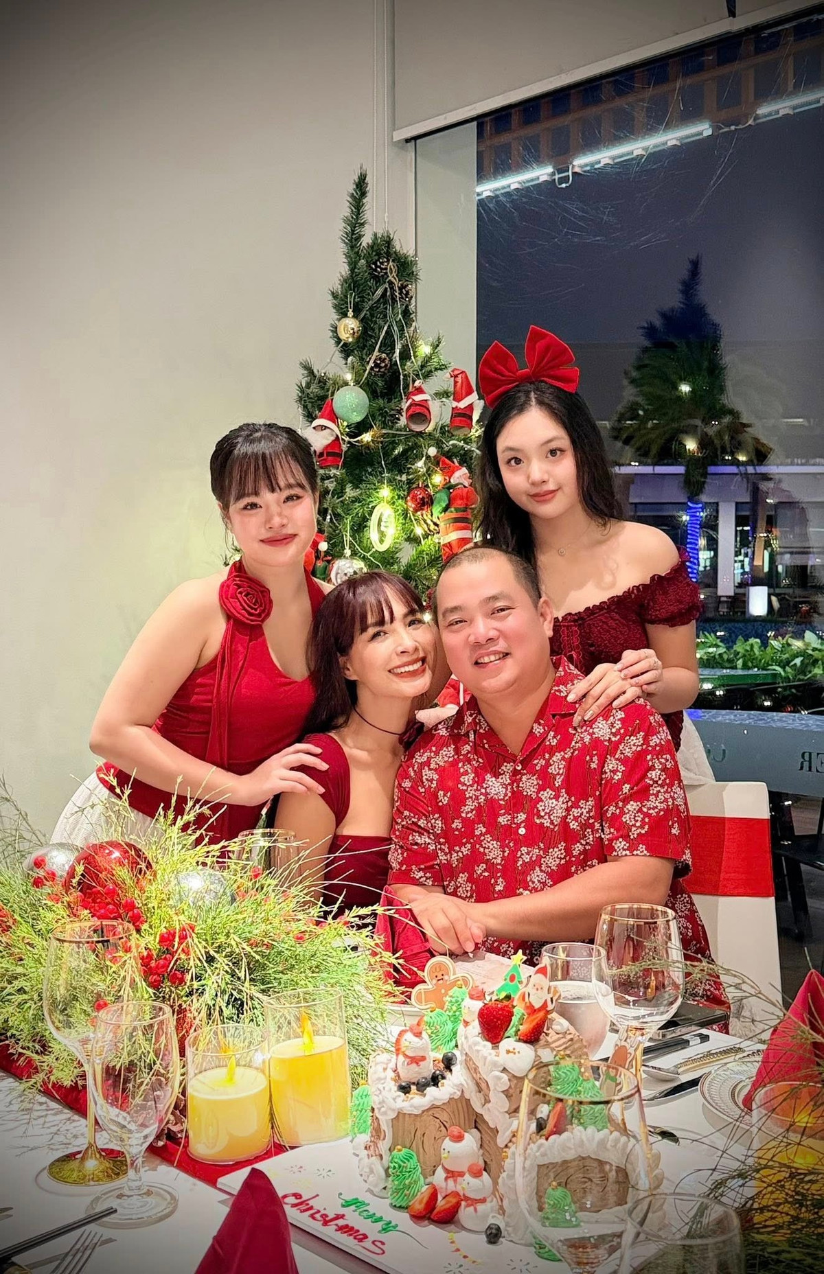 Nhiều khán giả dành lời khen cho màn “dậy thì thành công” của hai ái nữ nhà Thúy Hạnh, cho rằng các cô bé hoàn toàn có tiềm năng trở thành những gương mặt sáng giá trong làng thời trang hoặc nghệ thuật trong tương lai.