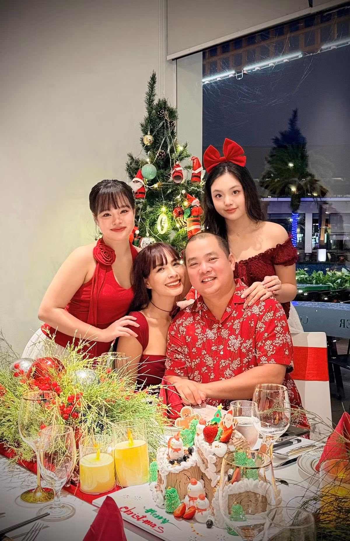 Nhiều khán giả dành lời khen cho màn “dậy thì thành công” của hai ái nữ nhà Thúy Hạnh, cho rằng các cô bé hoàn toàn có tiềm năng trở thành những gương mặt sáng giá trong làng thời trang hoặc nghệ thuật trong tương lai.