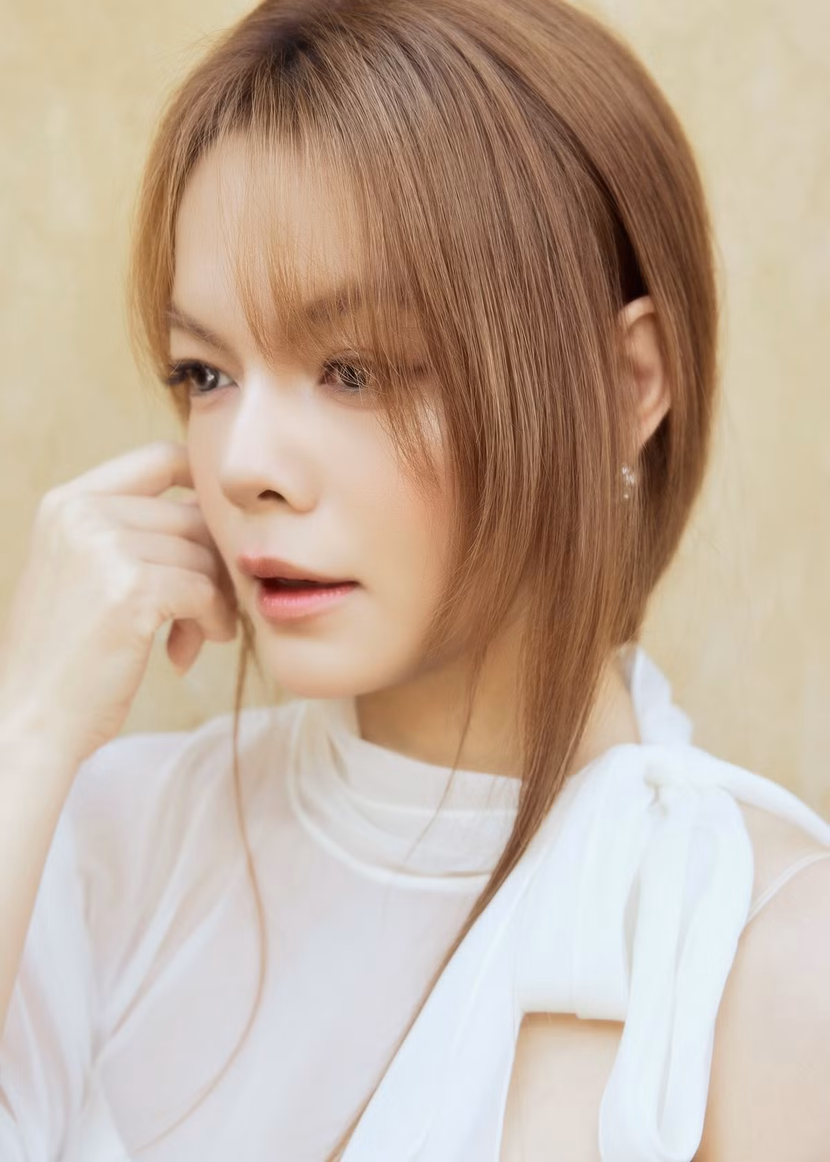 Dù đã bước sang tuổi 41 và trải qua ba lần sinh nở, giọng ca “Bụi bay vào mắt” vẫn giữ được vóc dáng thon gọn, đôi chân nuột nà.