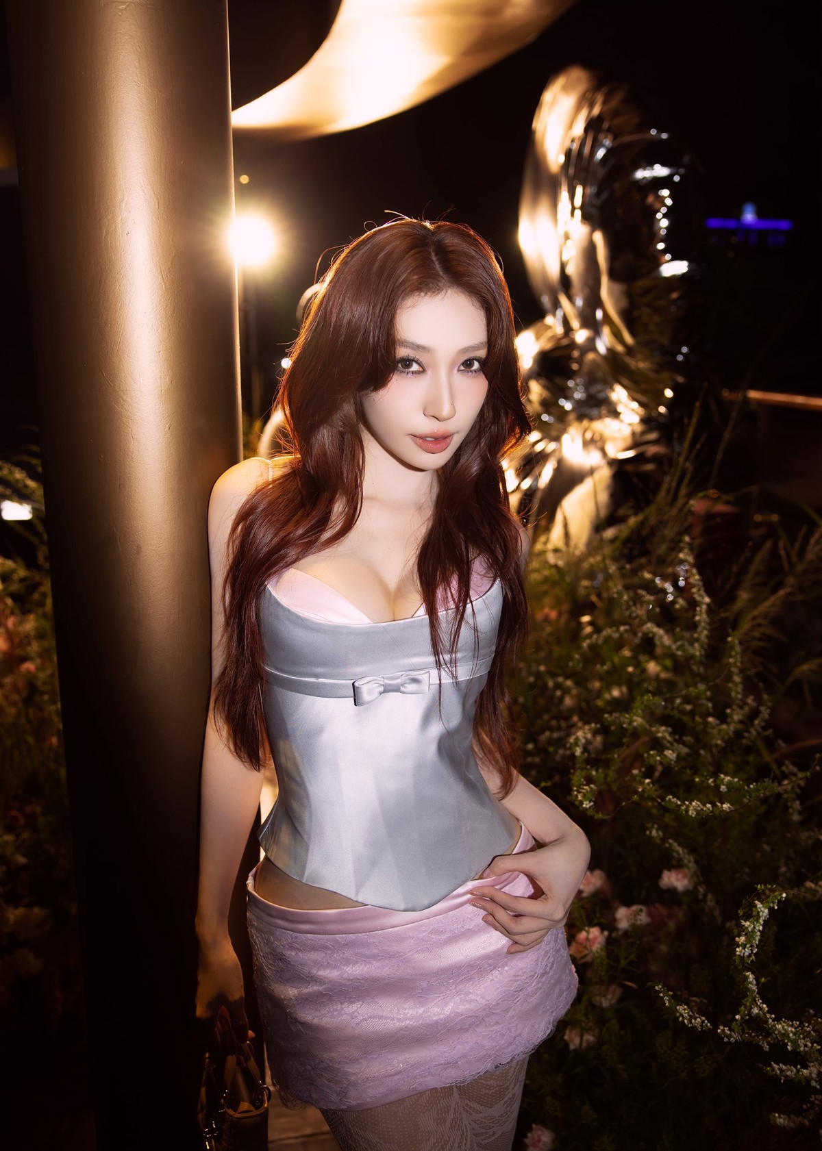 Nếu như trước đây, Khổng Tú Quỳnh gắn liền với hình ảnh “cô bé dâu tây” ngọt ngào, trong sáng thì hiện tại, cô đã có sự chuyển mình rõ nét. Phong cách thời trang ngày càng trưởng thành, quyến rũ hơn nhưng vẫn giữ được nét tinh tế, không phô trương.