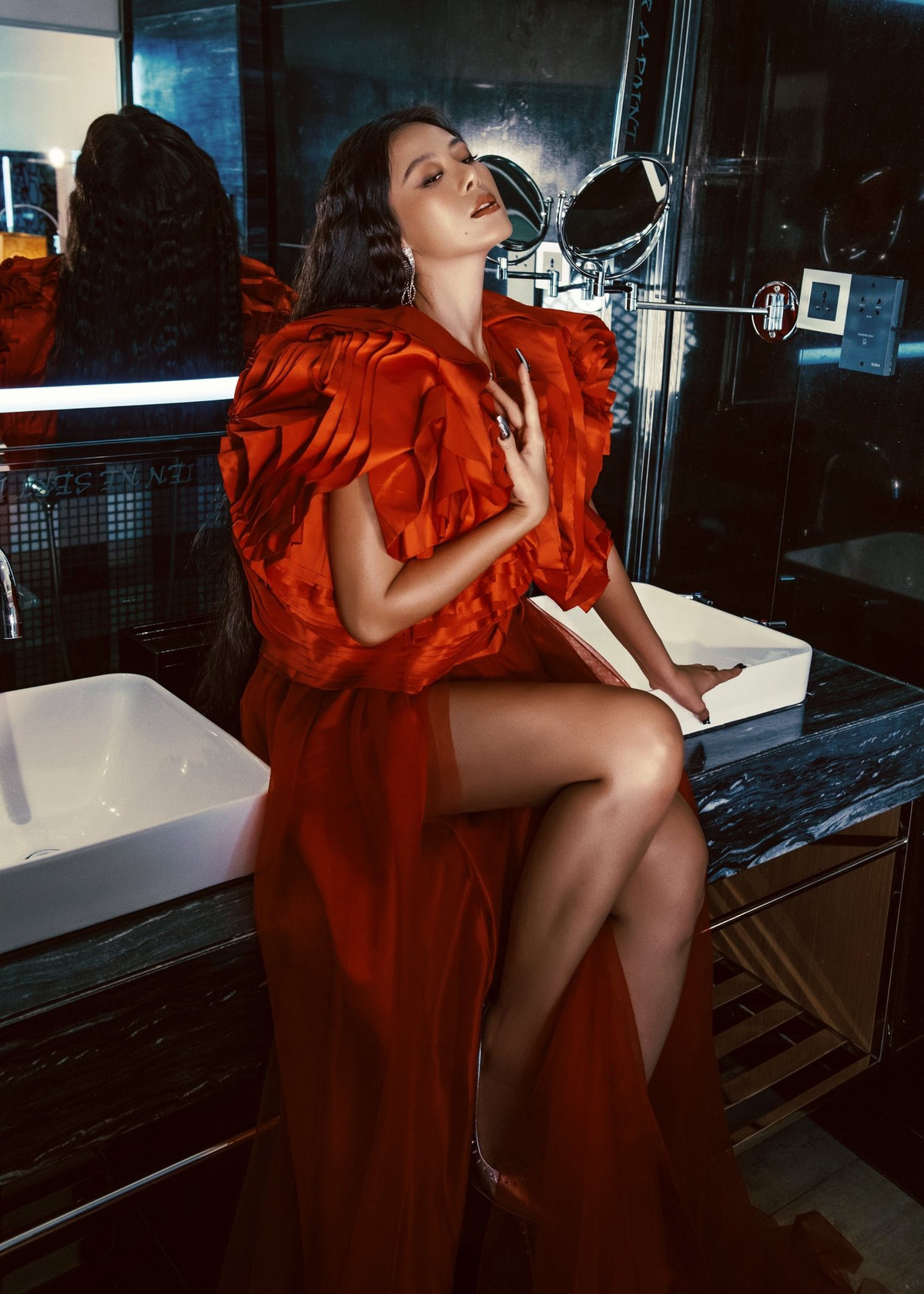 Nam Thư biến nhà vệ sinh thành studio chụp bộ ảnh gợi cảm hết nấc. Ảnh: FB Trần Nam Thư