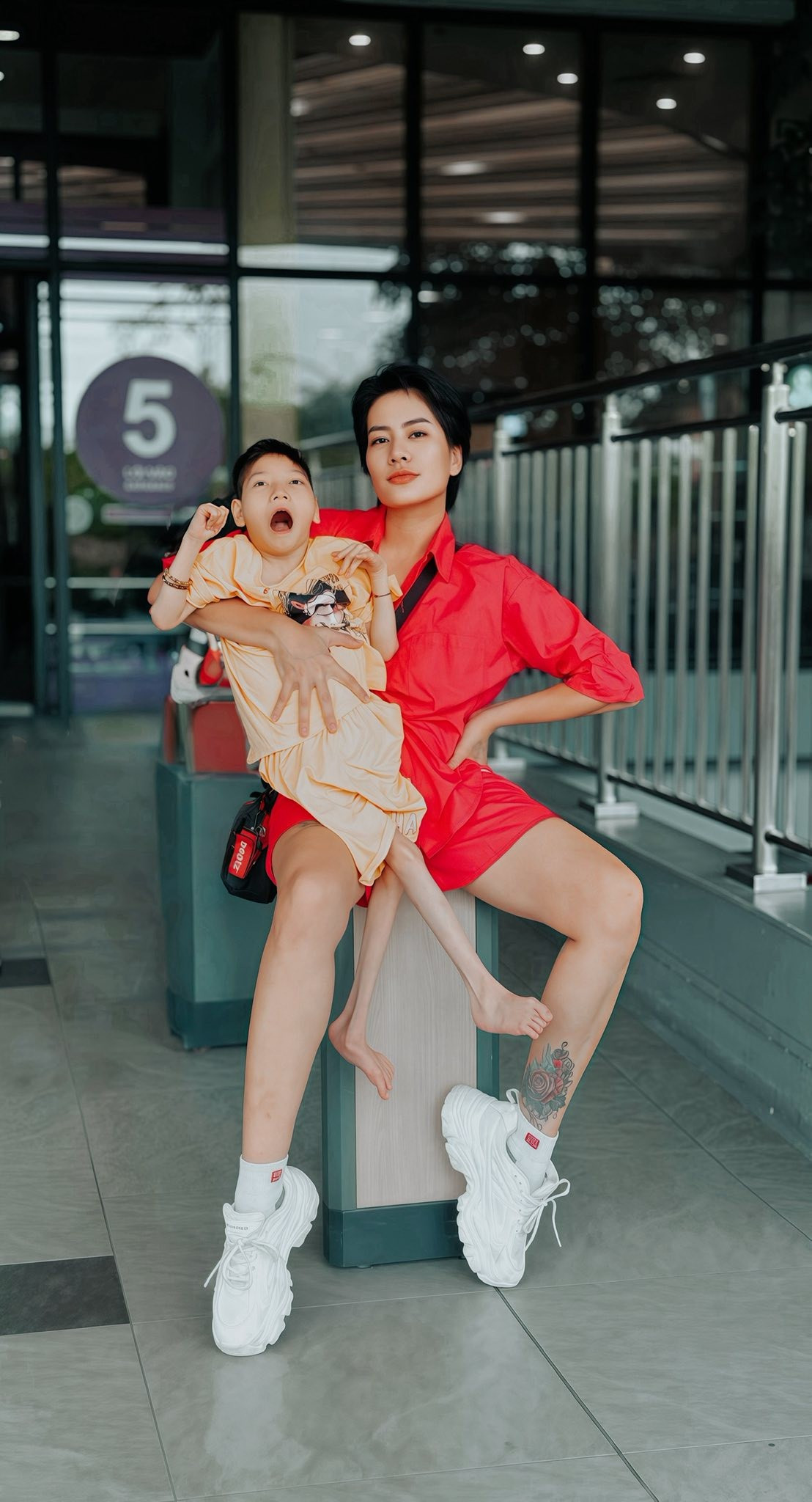 Diễn viên Minh Cúc chụp ảnh cùng con kèm chia sẻ: "Có thể mẹ chưa giỏi. Có thể mẹ chưa hay. Nhưng mẹ biết: Mẹ sinh ra để làm mẹ của em. Em và mẹ không bao giờ tách rời nhau". Ảnh: FB Đặng Minh Cúc