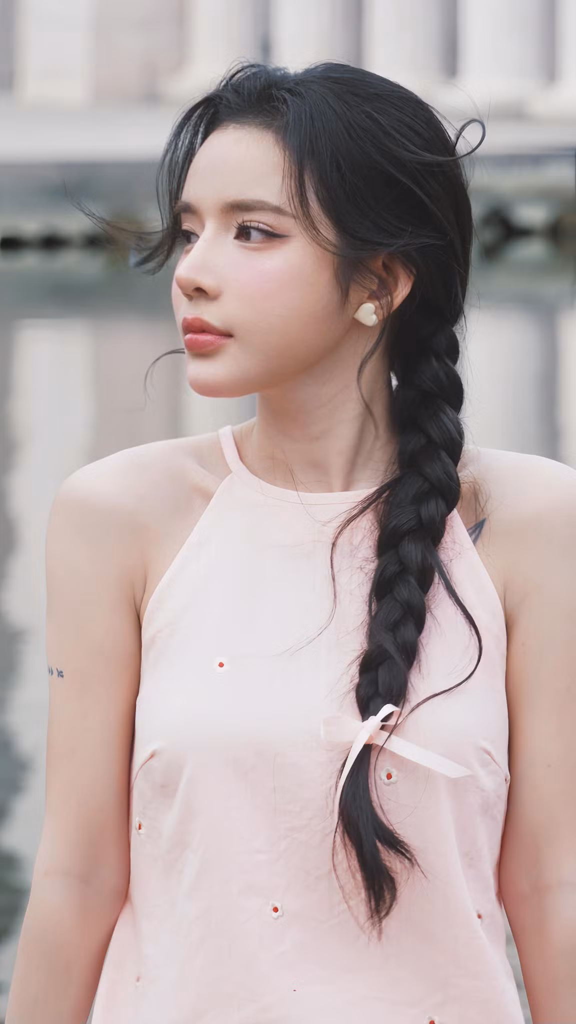 Trước đó, cô được đánh giá là những ứng viên tiềm năng có thể đi sâu trong cuộc thi. Ngoài giọng hát tốt, Lyly còn nổi bật với khả năng sáng tác. Chính vì vậy, việc Lyly trở thành một trong số em xinh đầu tiên tạm biệt chương trình khiến họ tiếc nuối. Ảnh: FB Nguyễn Hoàng Ly