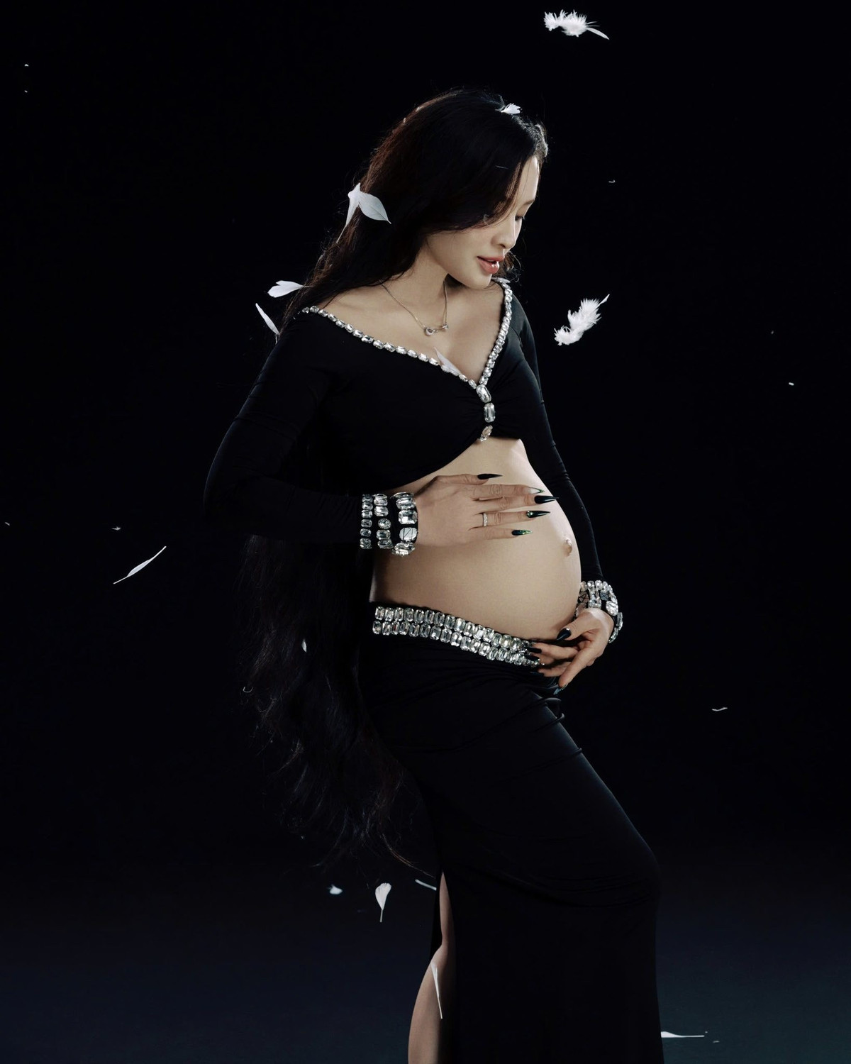 Phương Trinh Jolie gây chú ý khi tung bộ ảnh nghệ thuật chụp khi mang thai. Ảnh: FB Phương Trinh Jolie