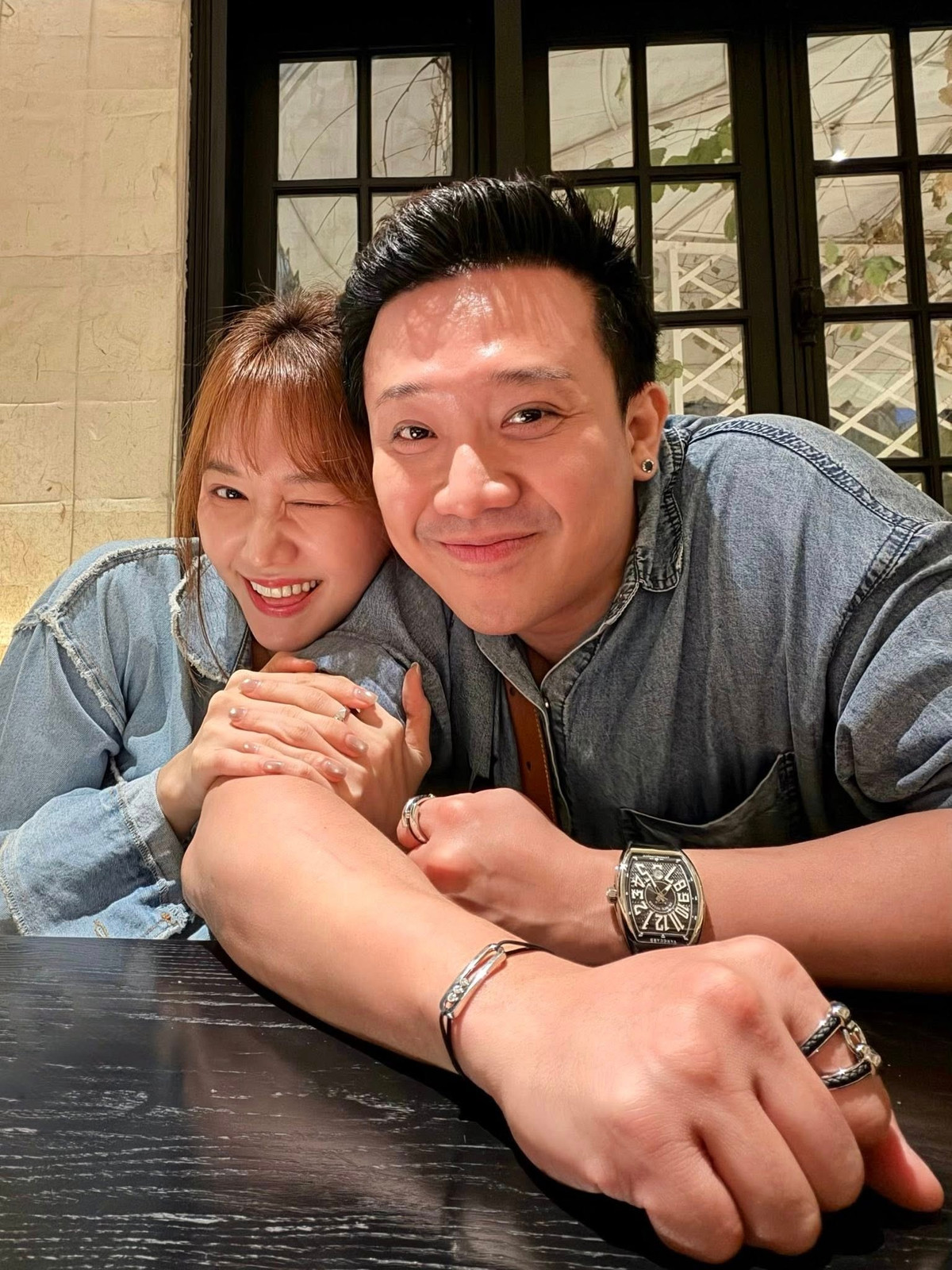 Trấn Thành rủ Hari Won diện áo denim đôi đi ăn mừng sinh nhật. Ảnh: FB Trấn Thành