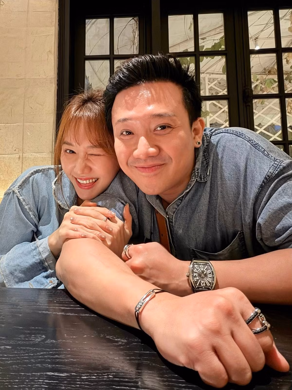 Trấn Thành rủ Hari Won diện áo denim đôi đi ăn mừng sinh nhật. Ảnh: FB Trấn Thành